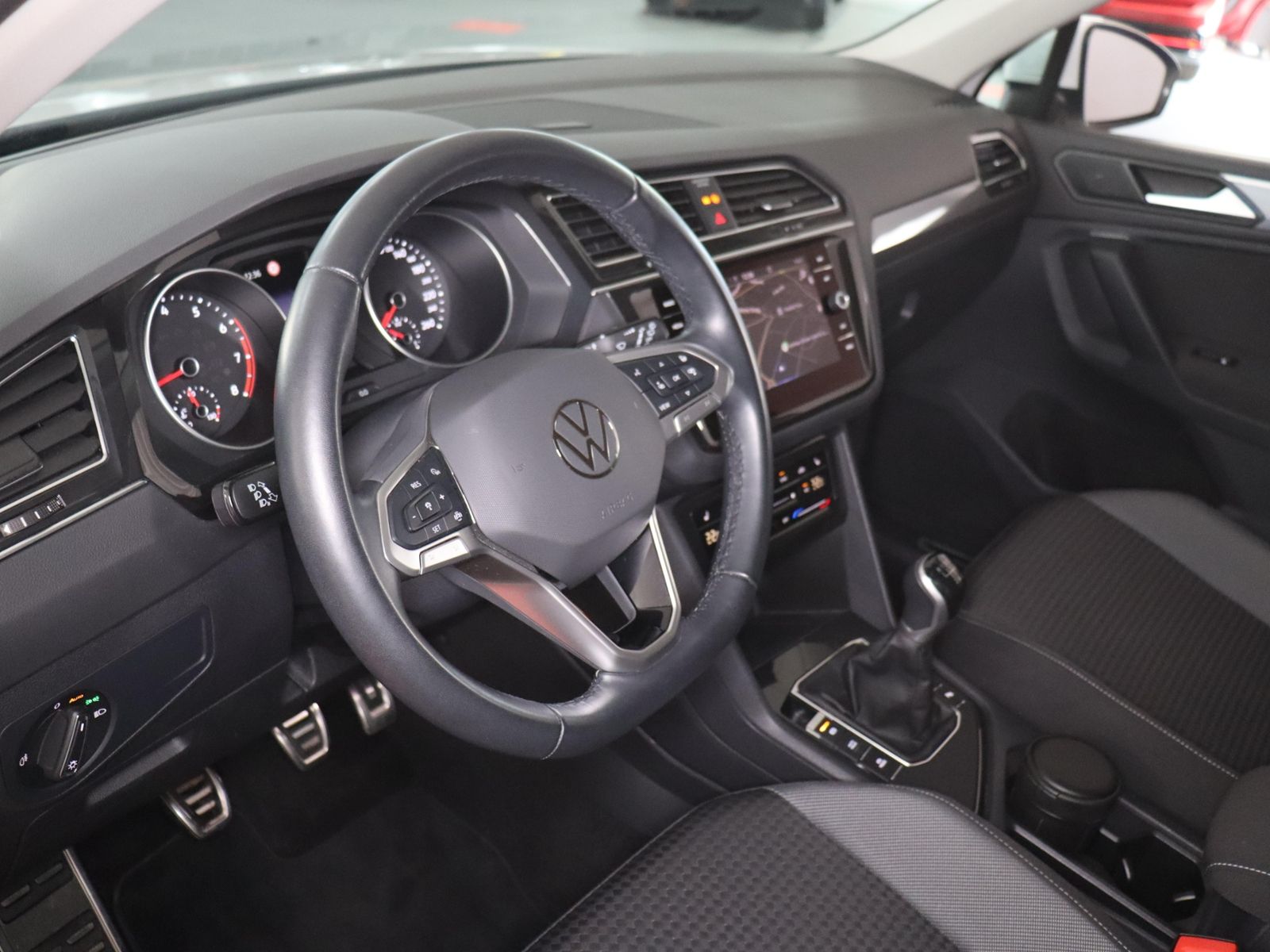 Volkswagen Tiguan 2022 г. Белый, пробег 46851 км
