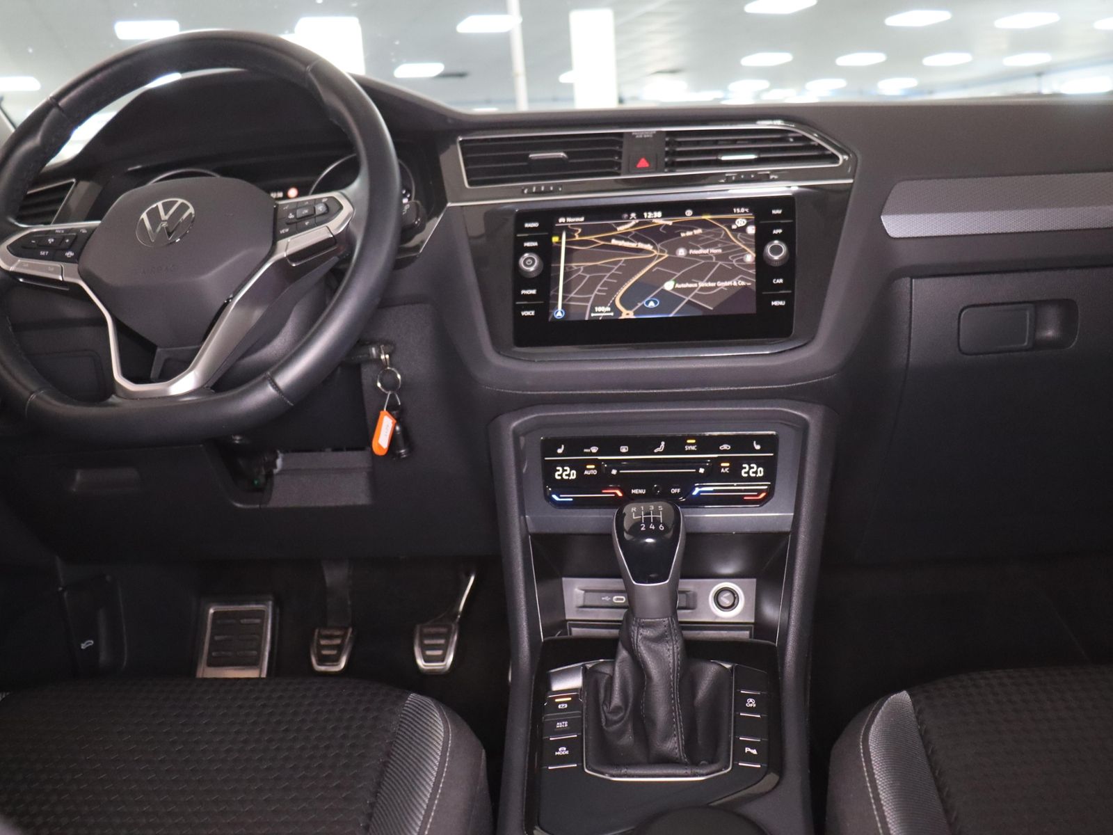 Volkswagen Tiguan 2022 г. Белый, пробег 46851 км