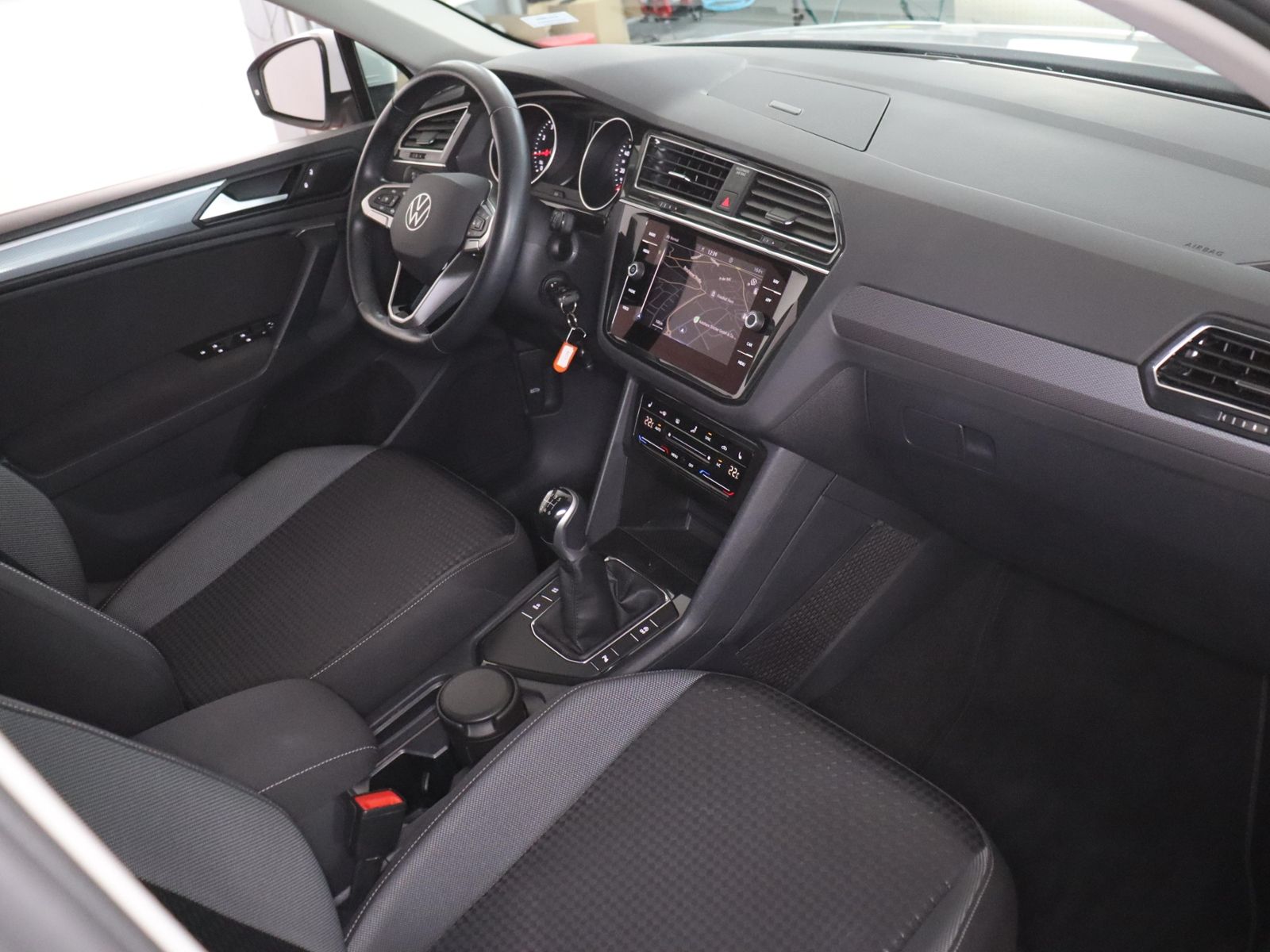 Volkswagen Tiguan 2022 г. Белый, пробег 46851 км