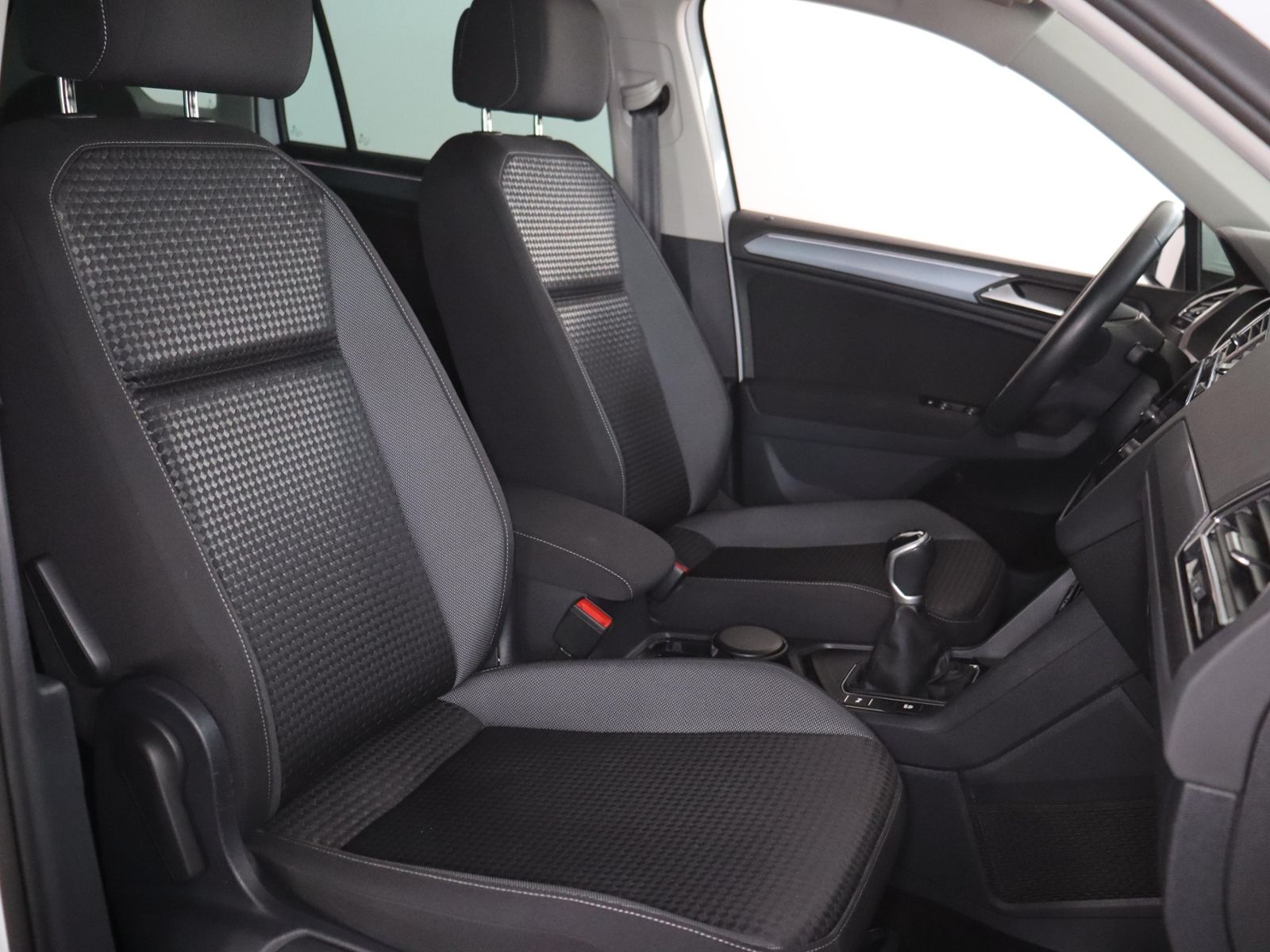 Volkswagen Tiguan 2022 г. Белый, пробег 46851 км