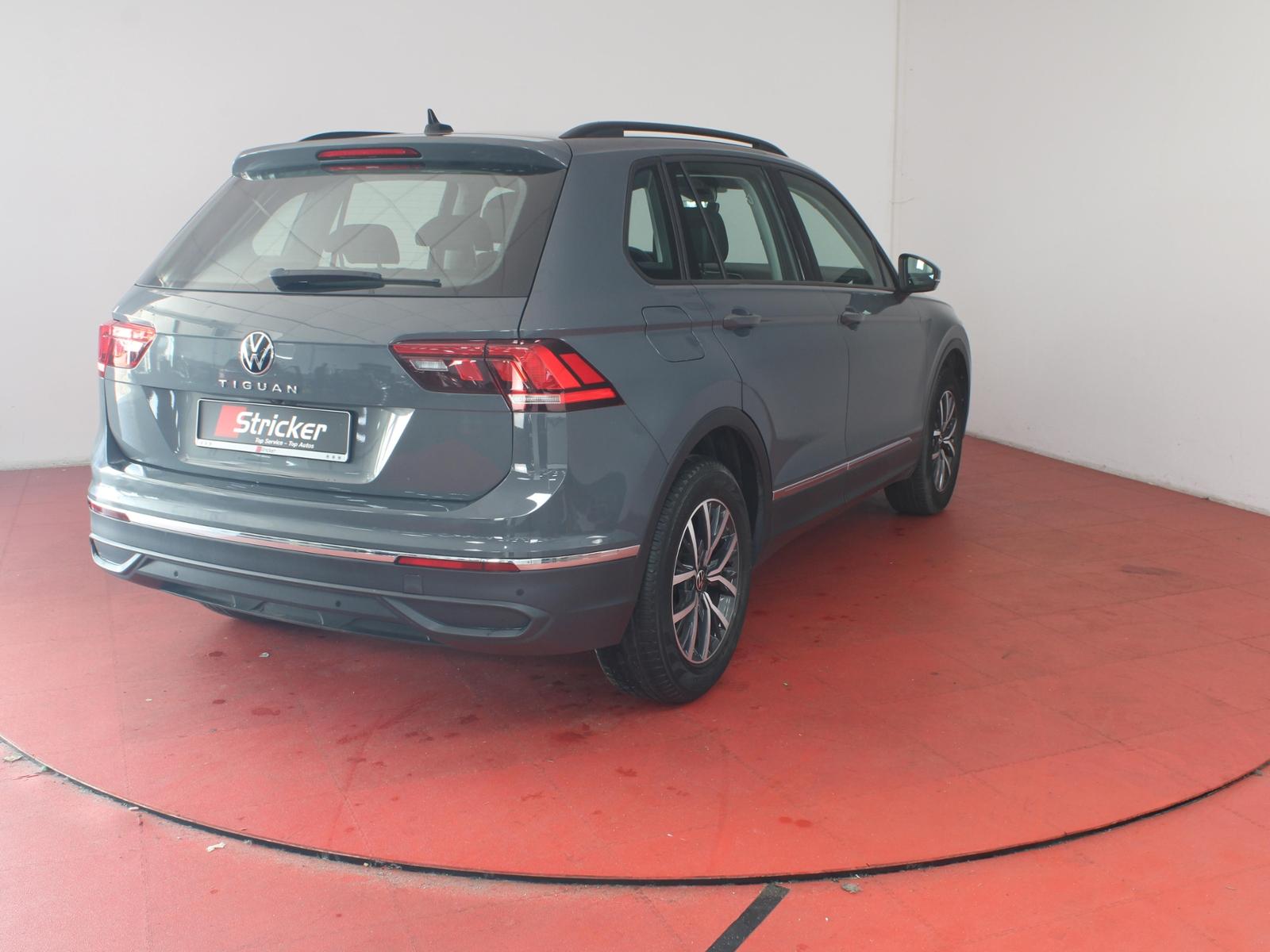 Volkswagen Tiguan 2022 г. Серый, пробег 43987 км