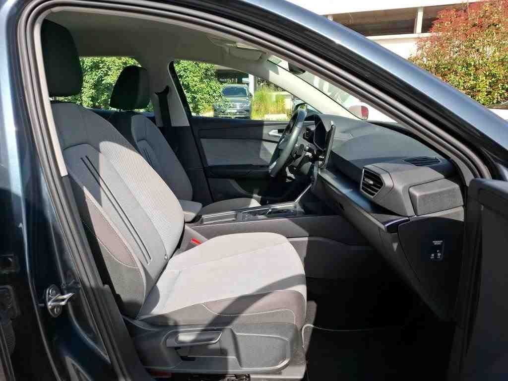 SEAT Leon 2023 г. Серый, пробег 47845 км