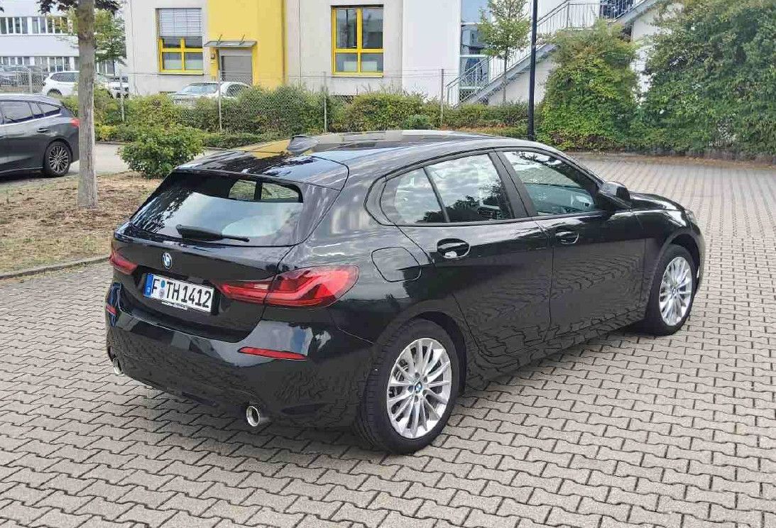 BMW 120 2023 г. Чёрный, пробег 53000 км