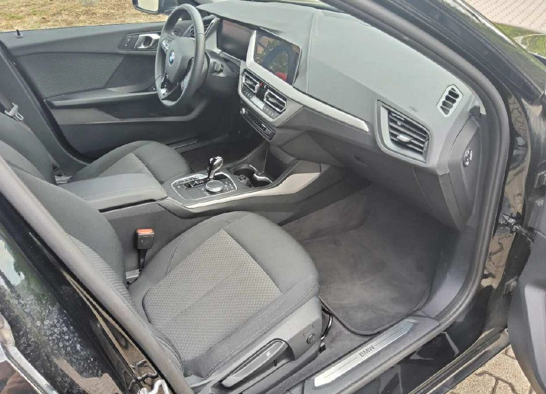 BMW 120 2023 г. Чёрный, пробег 53000 км