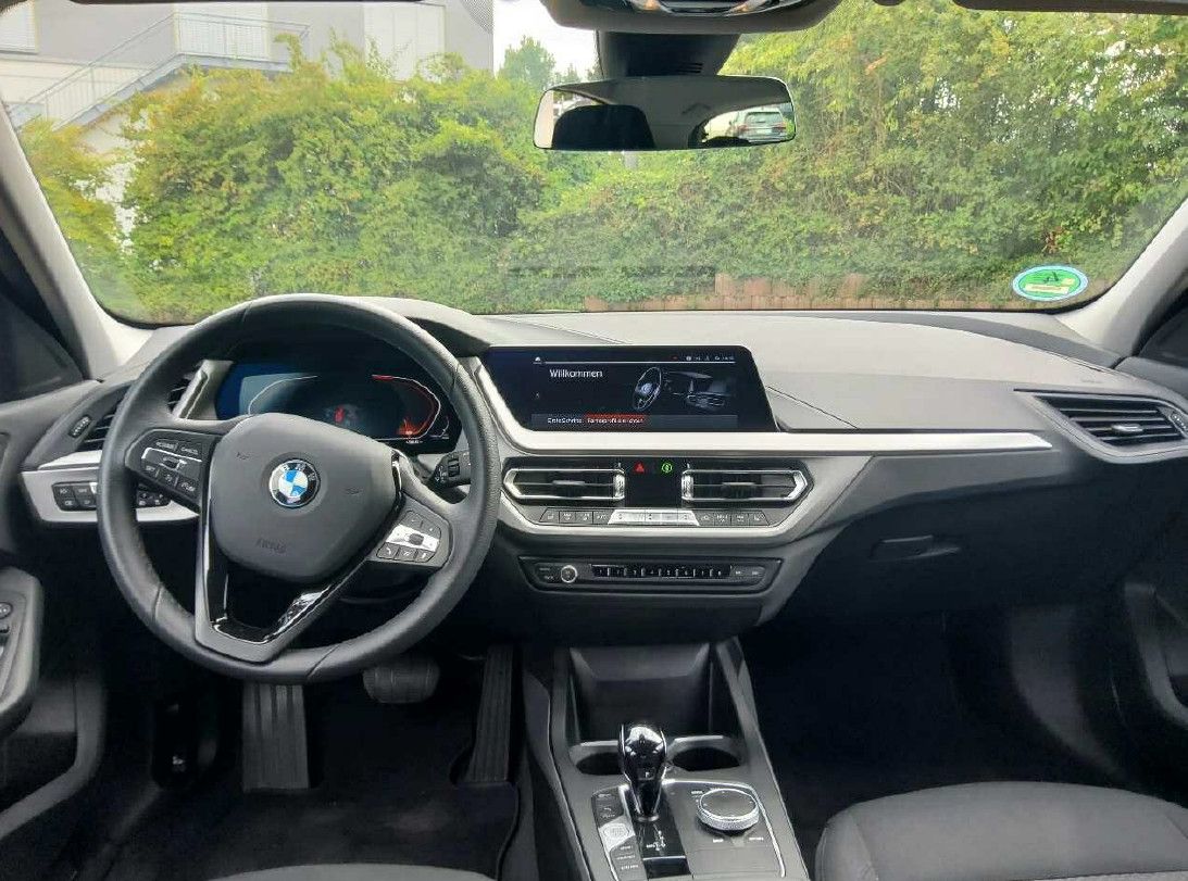 BMW 120 2023 г. Чёрный, пробег 53000 км