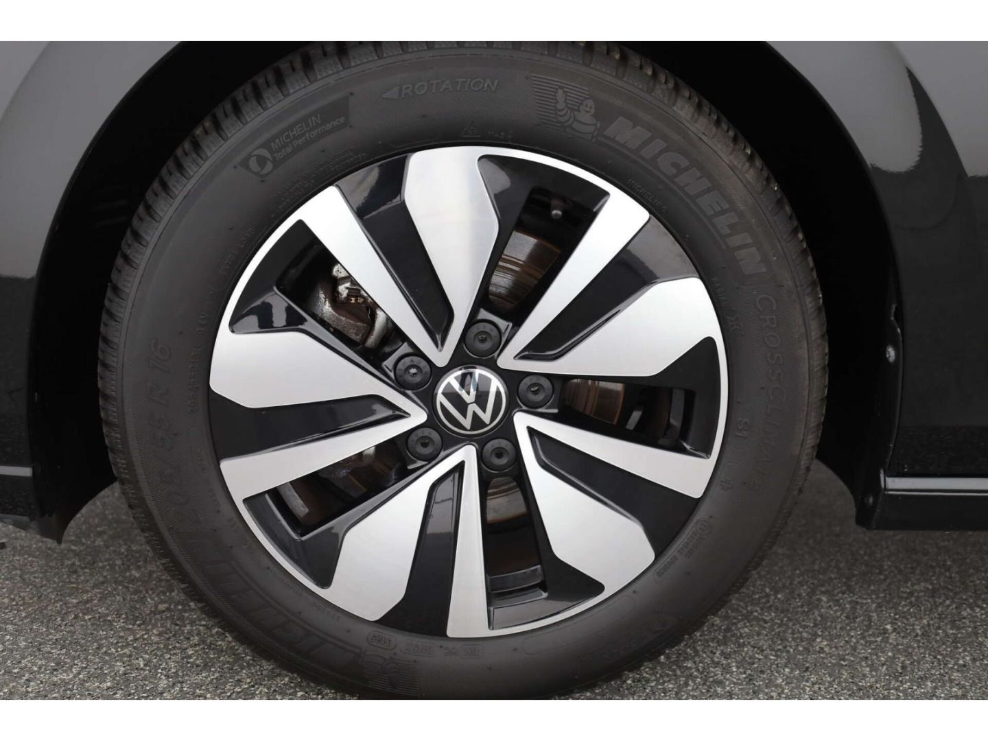 Volkswagen Golf 2025 г. Чёрный, пробег 18604 км