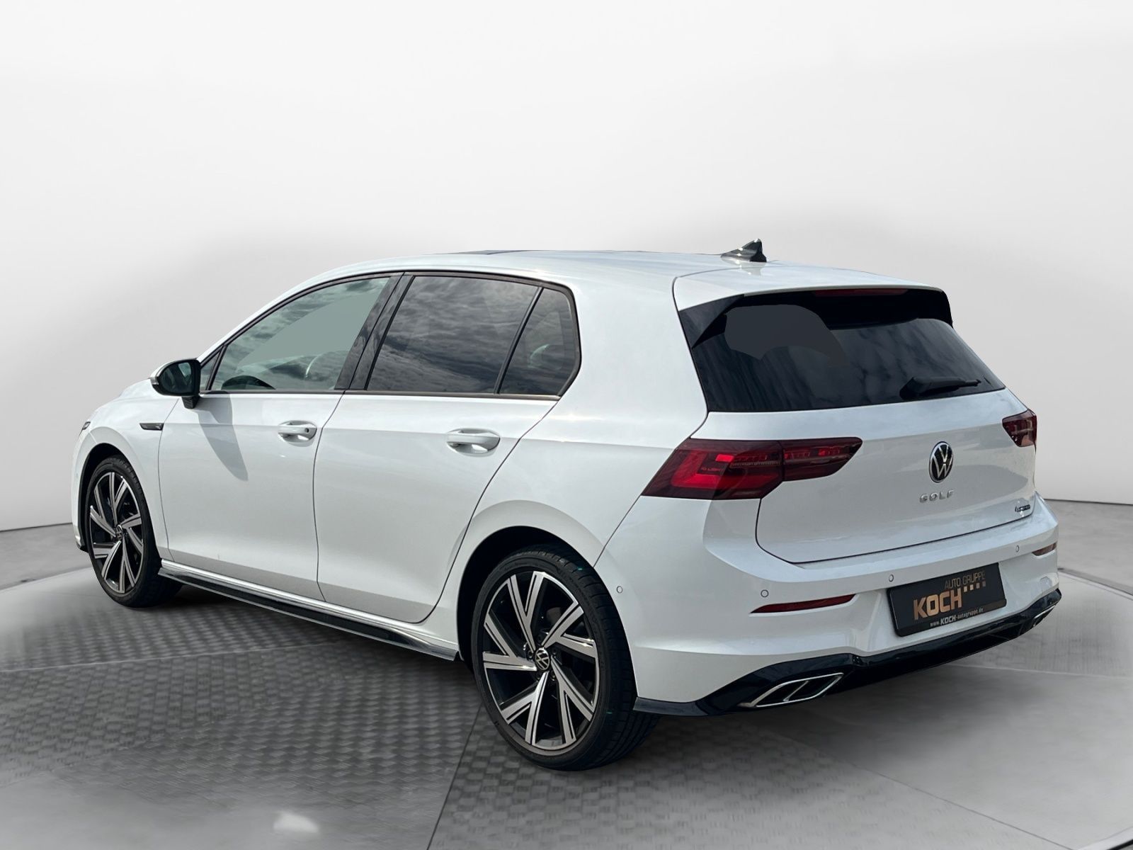 Volkswagen Golf 2023 г. Белый, пробег 37500 км