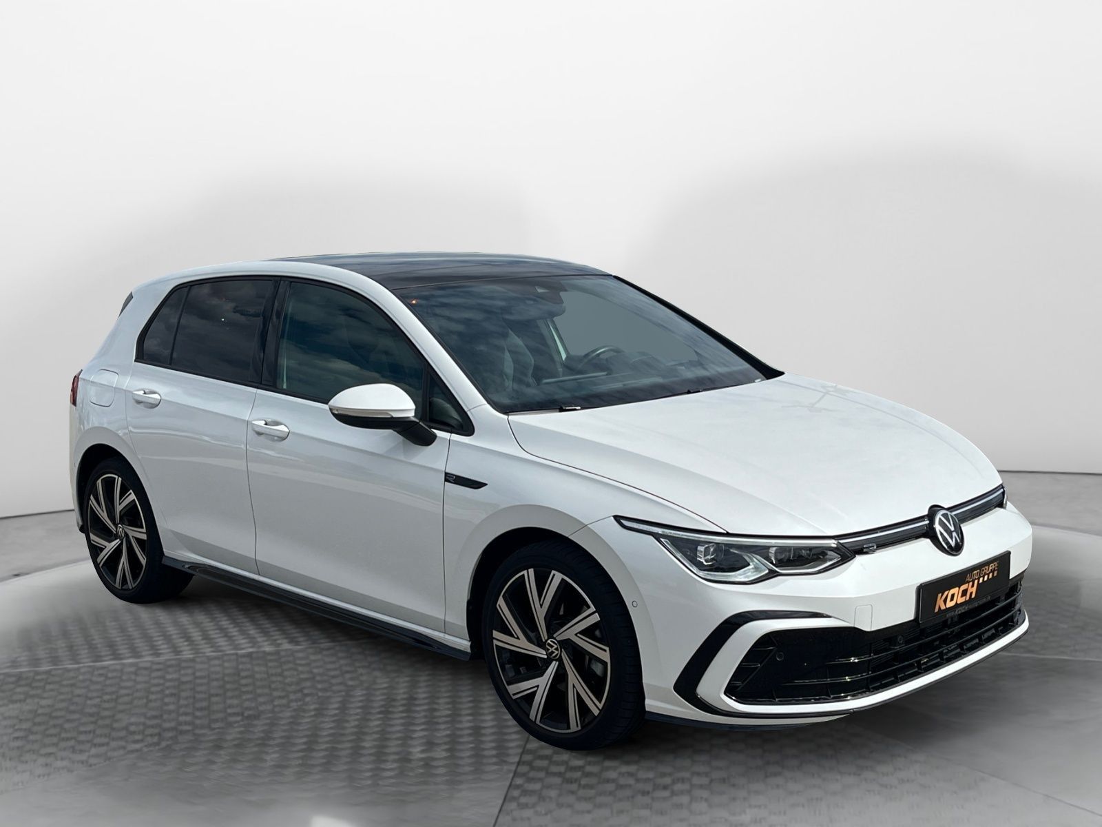 Volkswagen Golf 2023 г. Белый, пробег 37500 км
