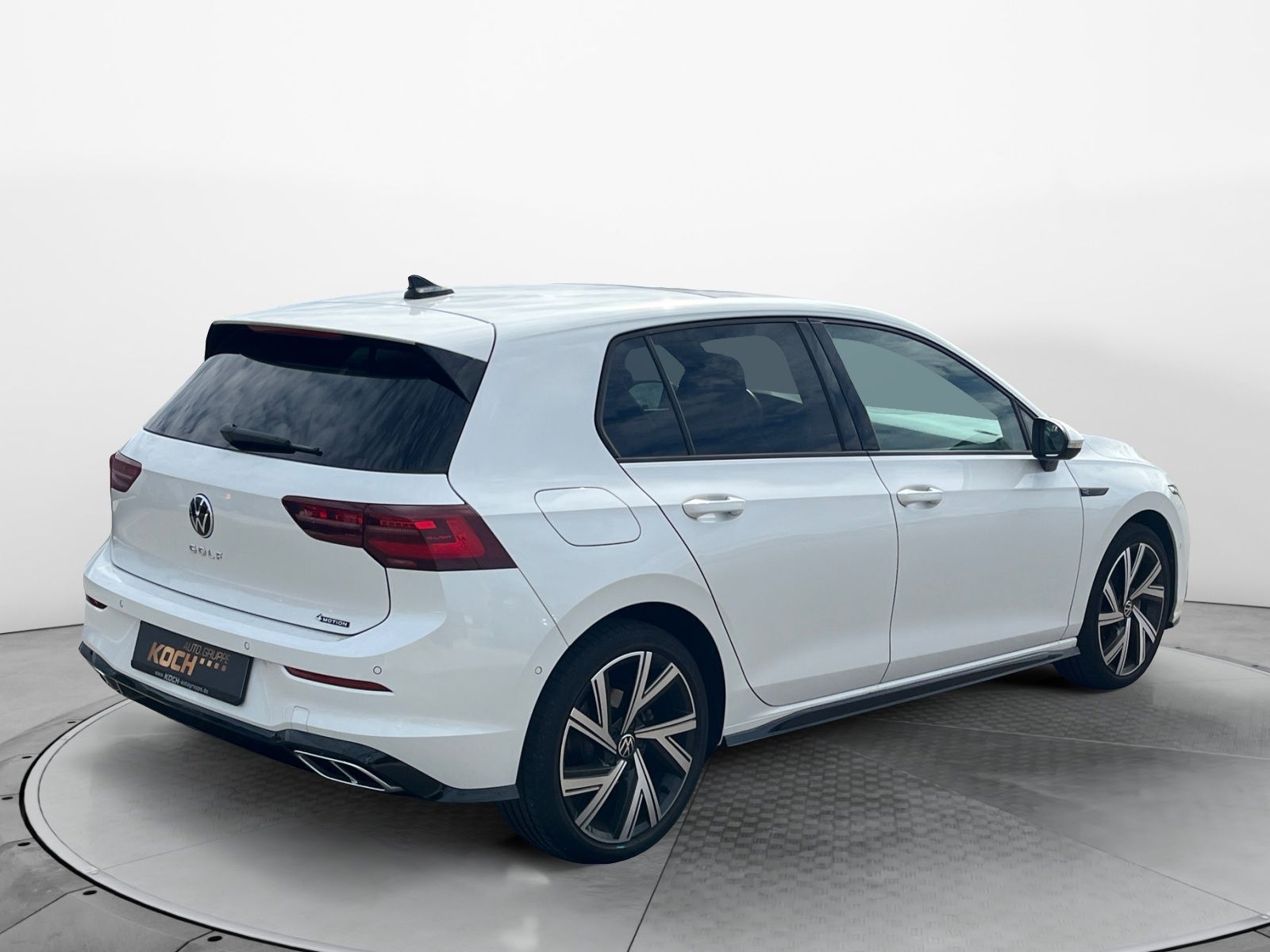 Volkswagen Golf 2023 г. Белый, пробег 37500 км
