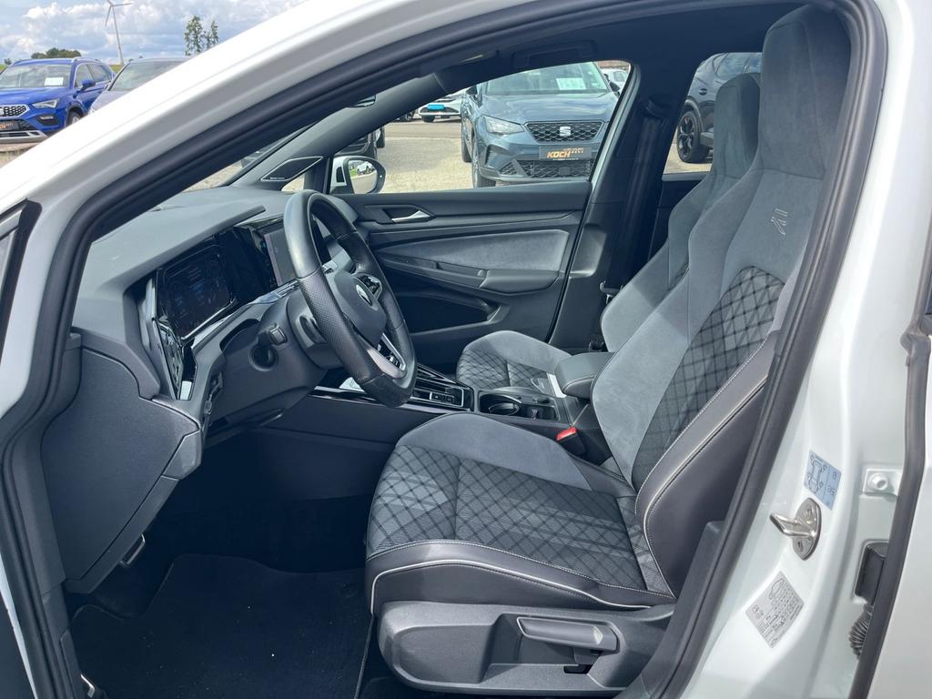 Volkswagen Golf 2023 г. Белый, пробег 37500 км