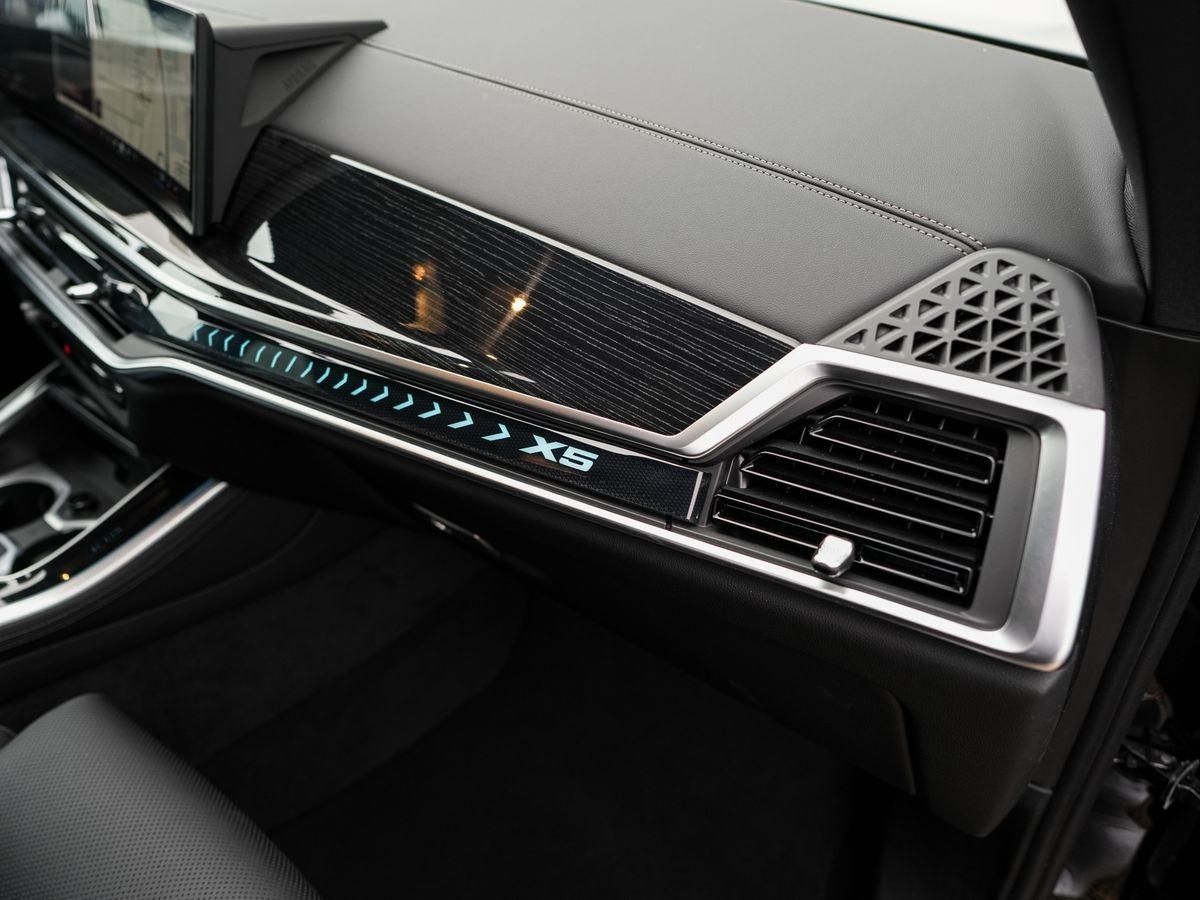 BMW X5 2025 г. Чёрный, пробег 34990 км