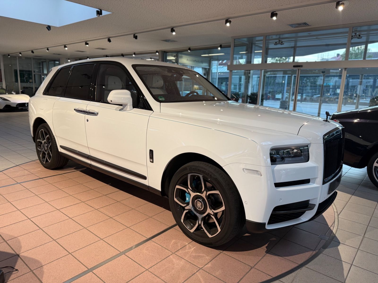 Rolls-Royce Cullinan 2023 г. Белый, пробег 56400 км