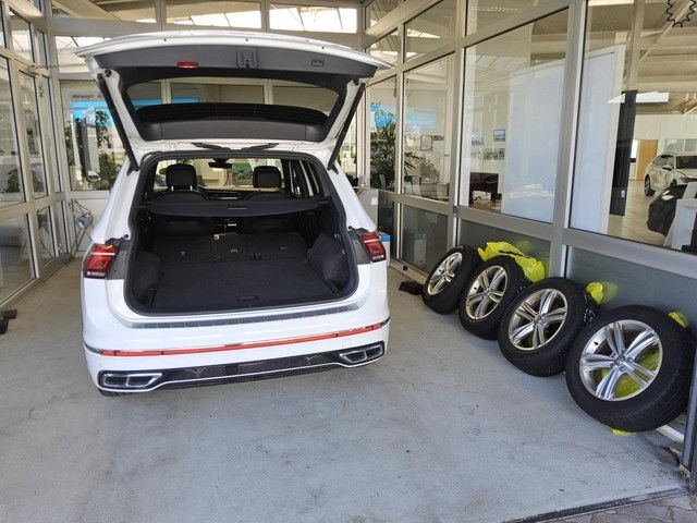 Volkswagen TIGUAN ALLSPACE 2024 г. Белый, пробег 56417 км