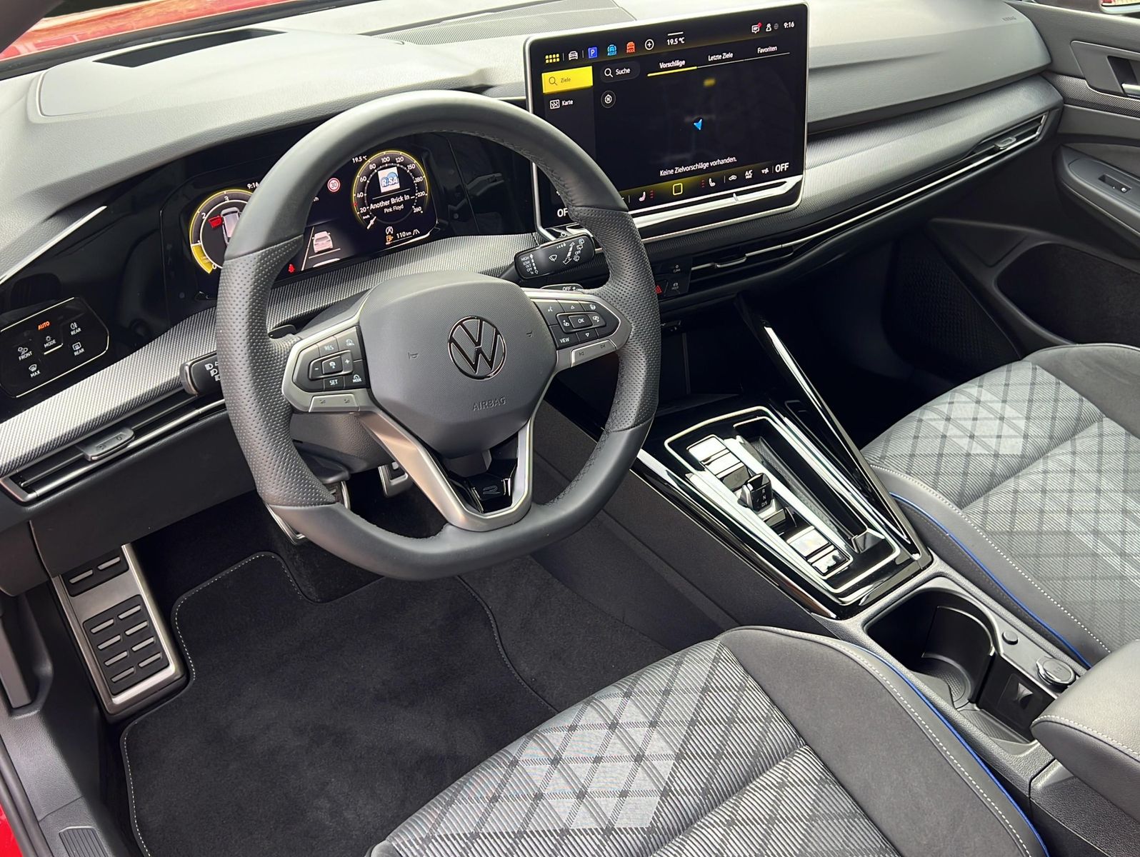 Volkswagen Golf 2025 г. Красный, пробег 18789 км