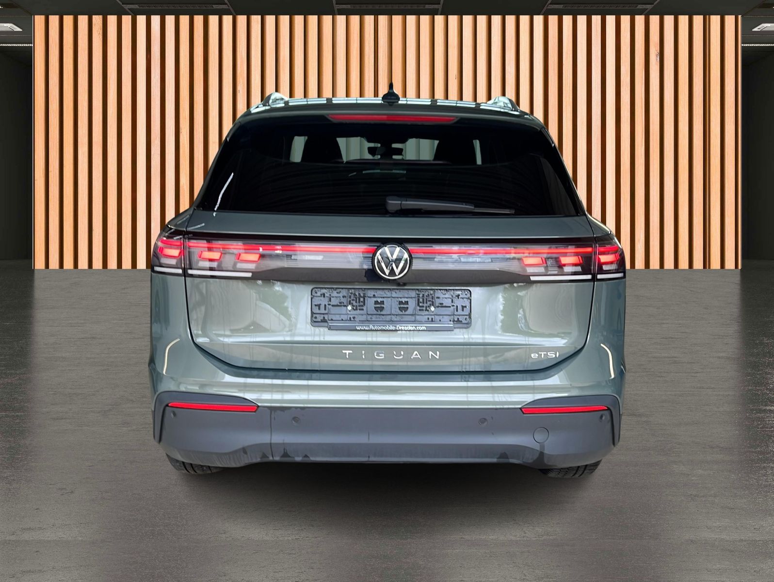 Volkswagen Tiguan 2024 г. Зелёный, пробег 25333 км