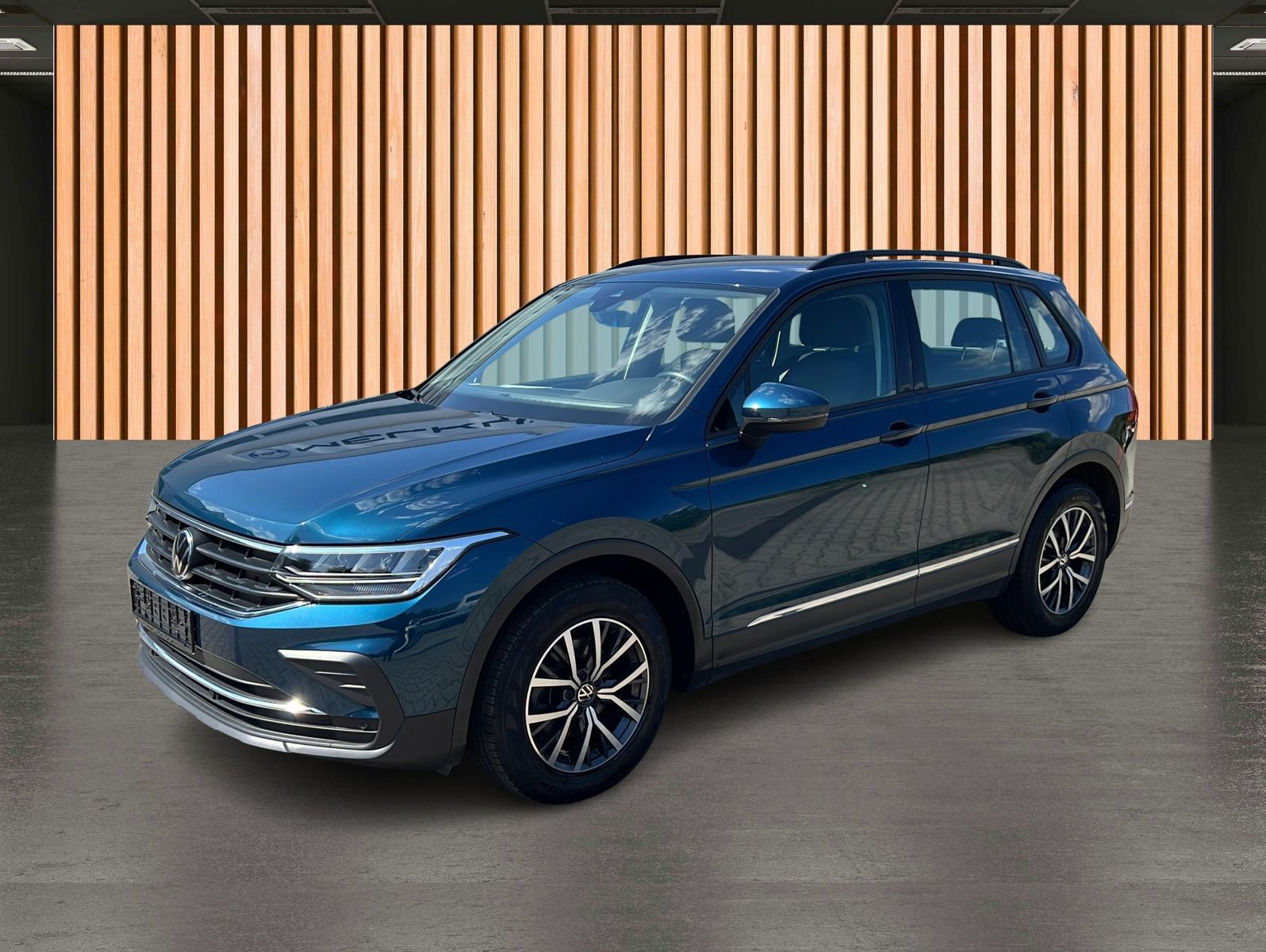 Volkswagen Tiguan 2023 г. Синий, пробег 55950 км