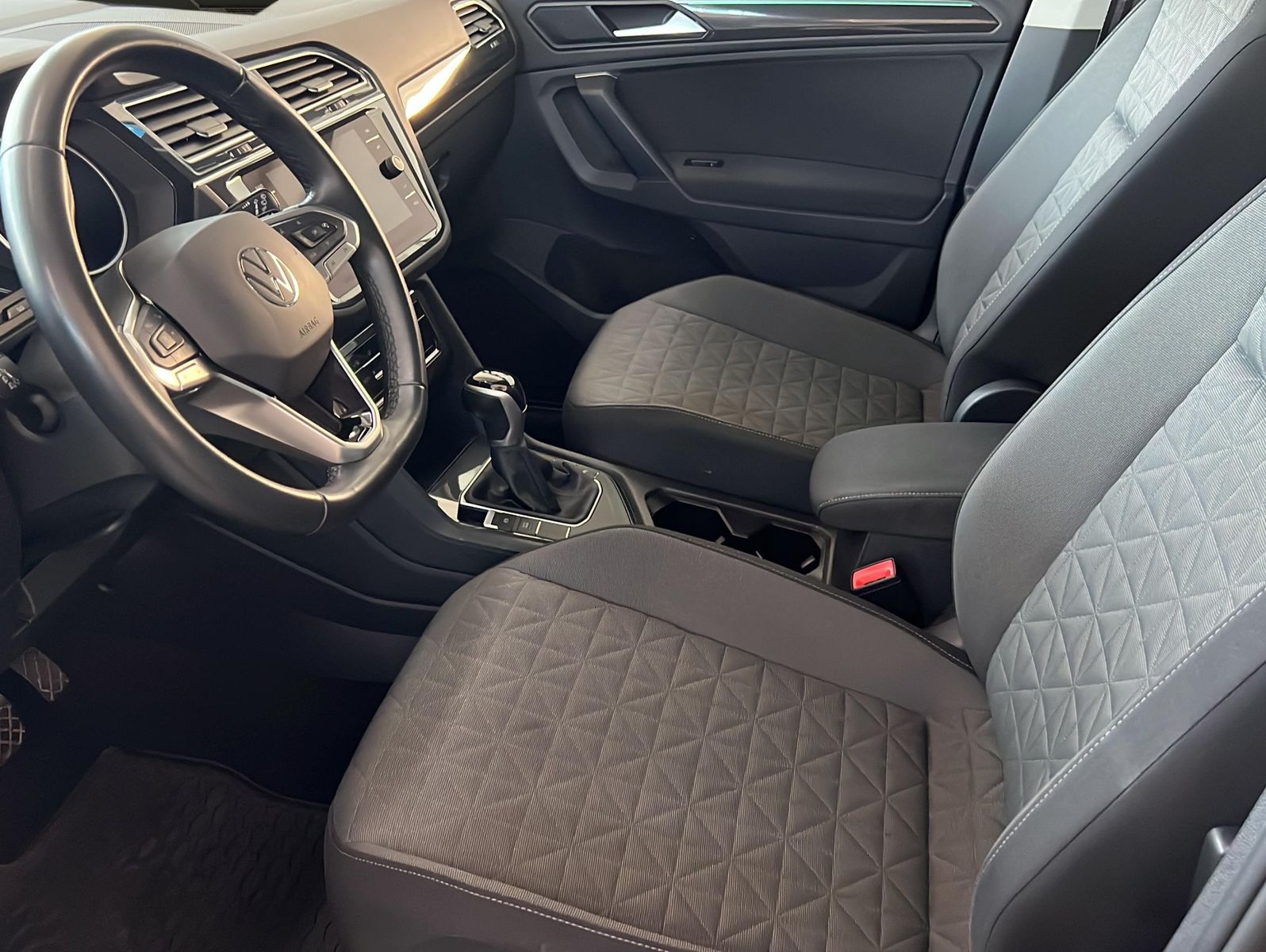 Volkswagen Tiguan 2023 г. Синий, пробег 55950 км