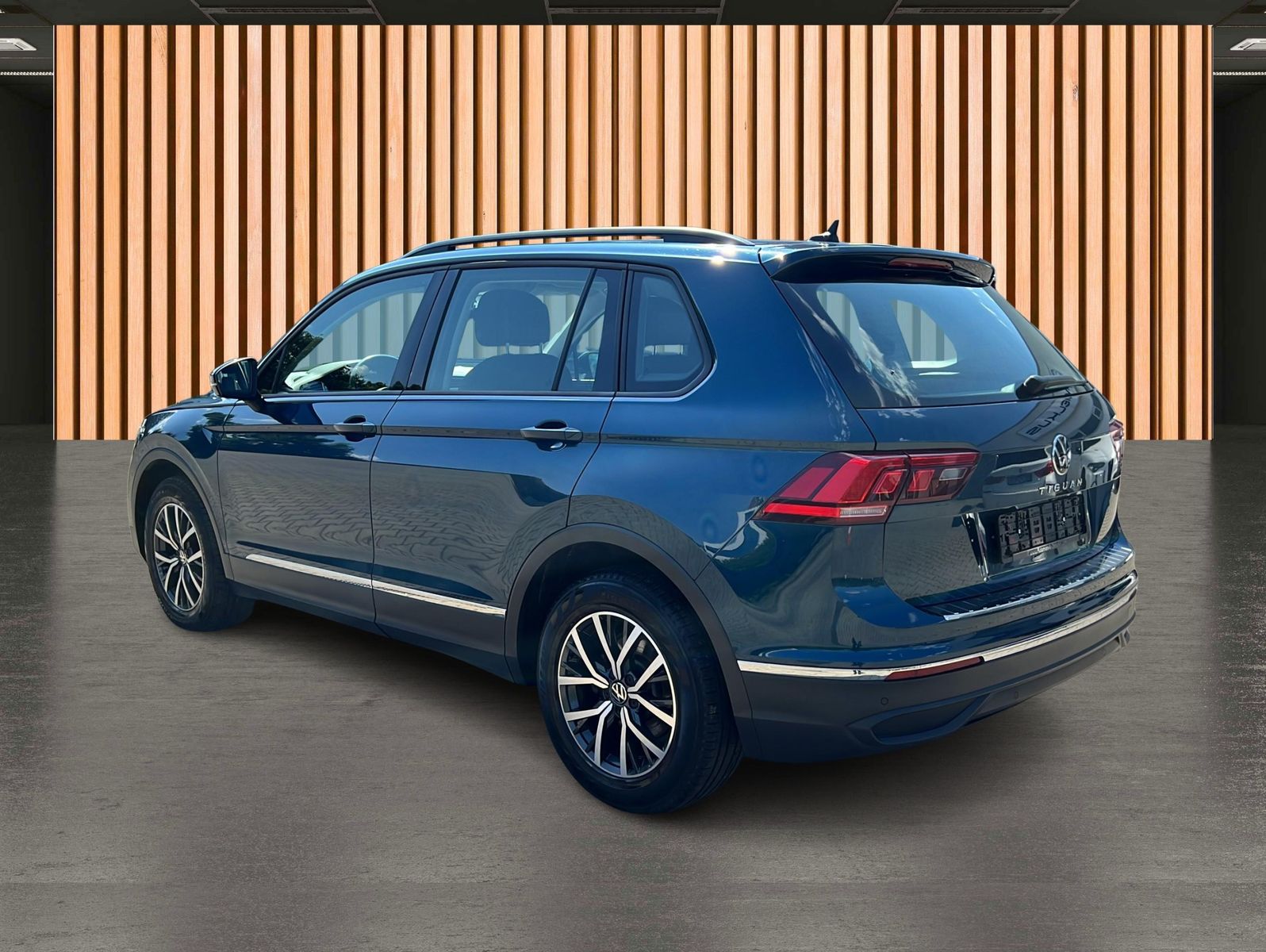 Volkswagen Tiguan 2023 г. Синий, пробег 55950 км