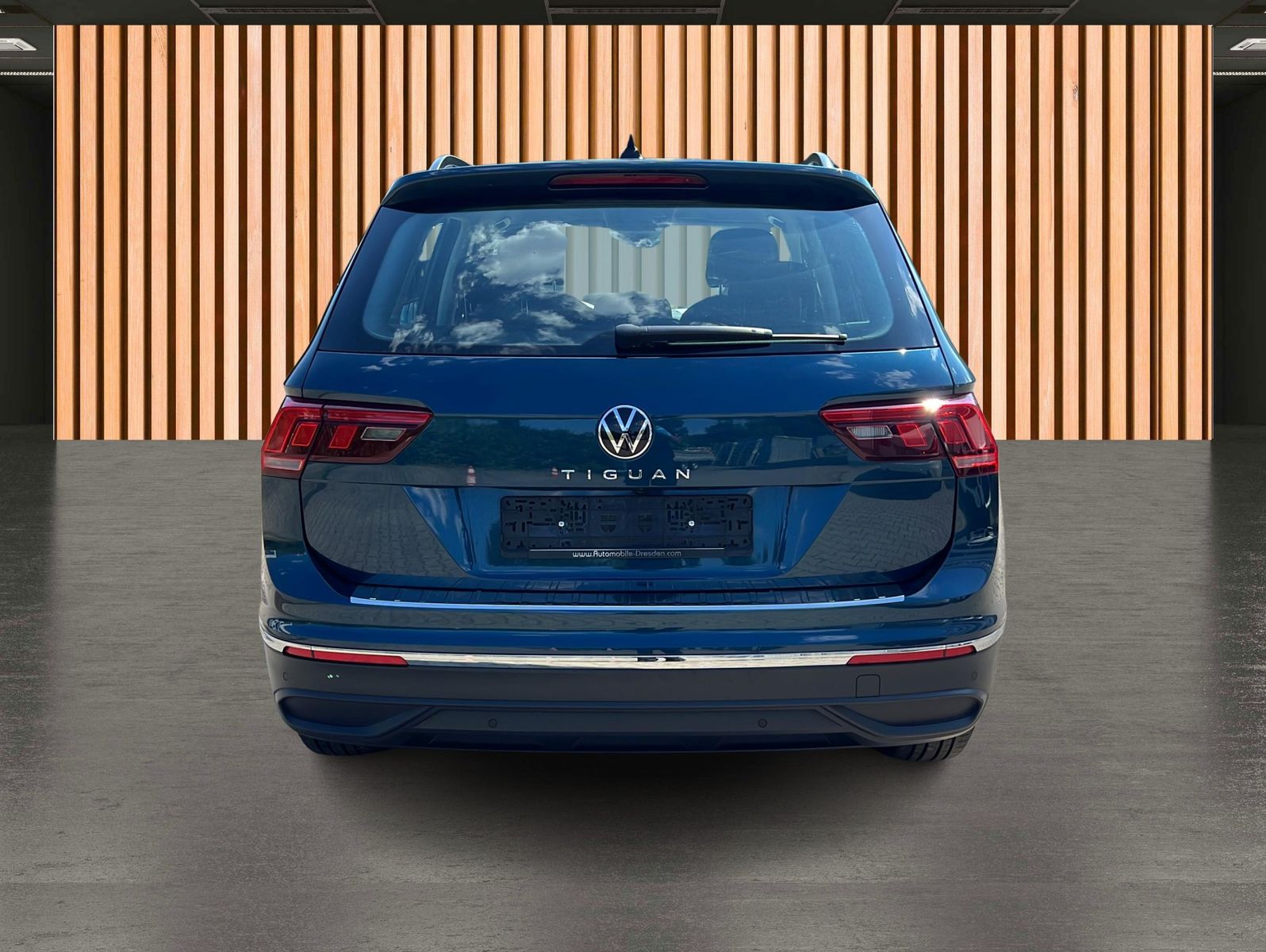 Volkswagen Tiguan 2023 г. Синий, пробег 55950 км