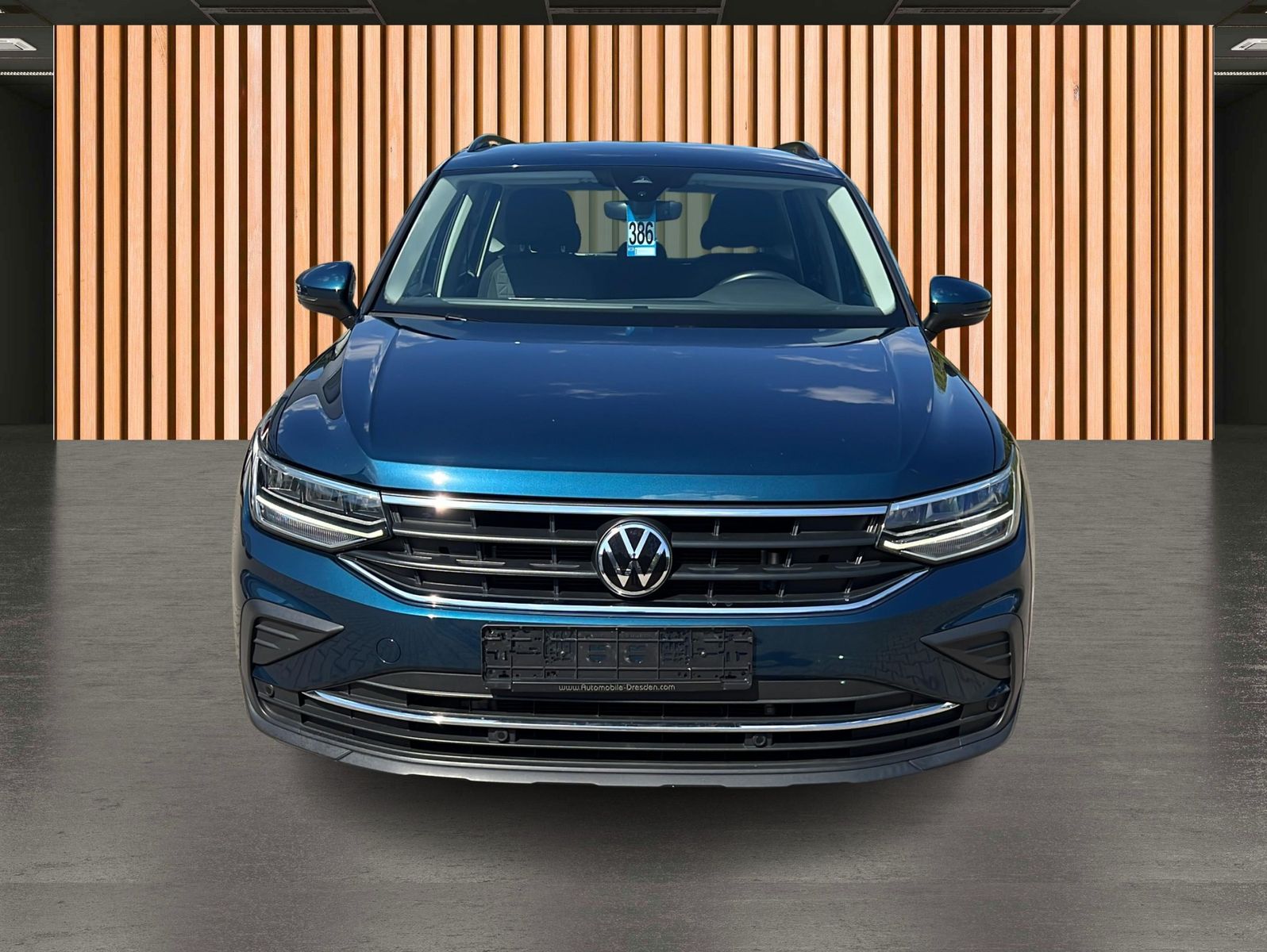 Volkswagen Tiguan 2023 г. Синий, пробег 55950 км