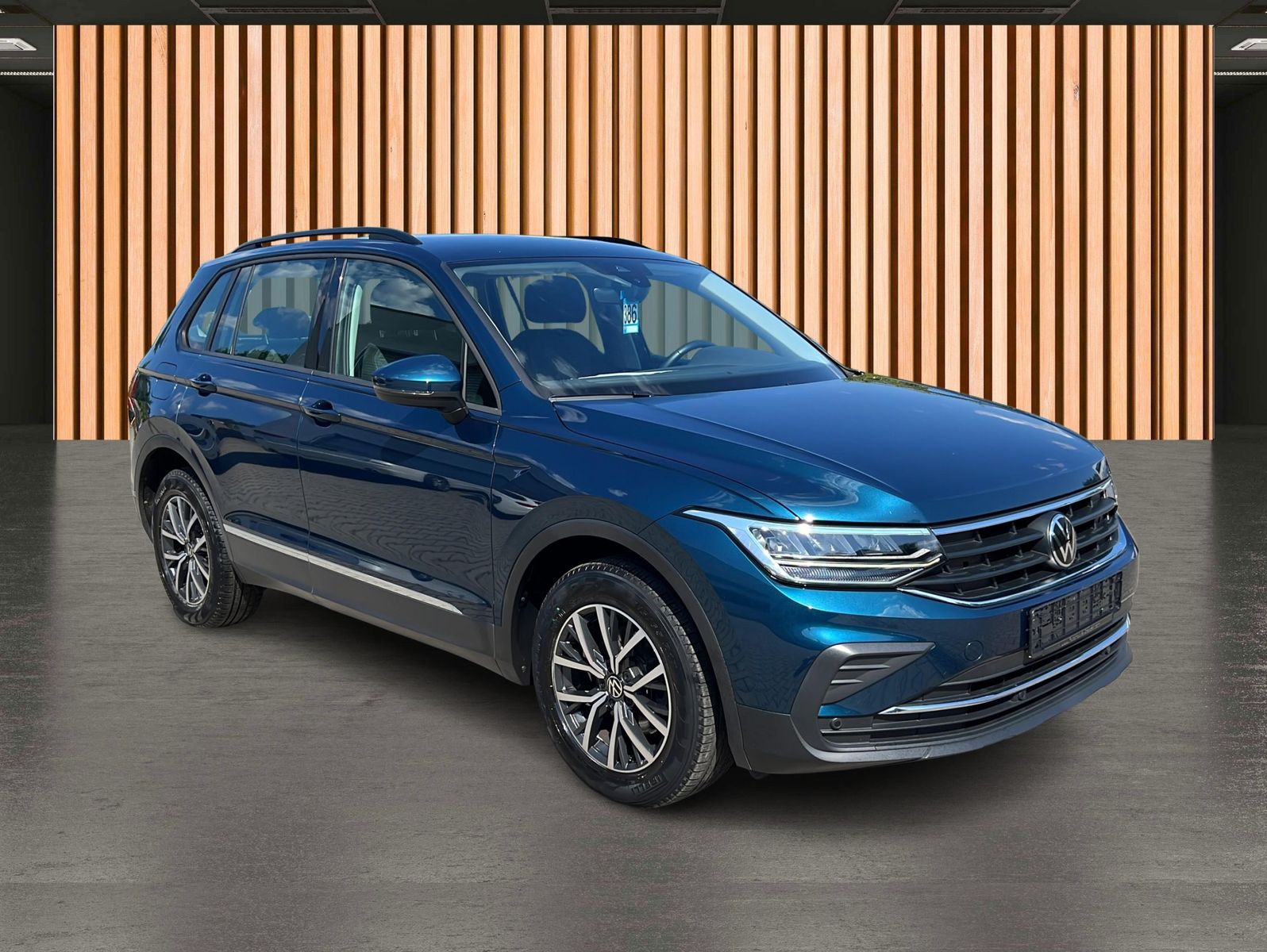 Volkswagen Tiguan 2023 г. Синий, пробег 55950 км