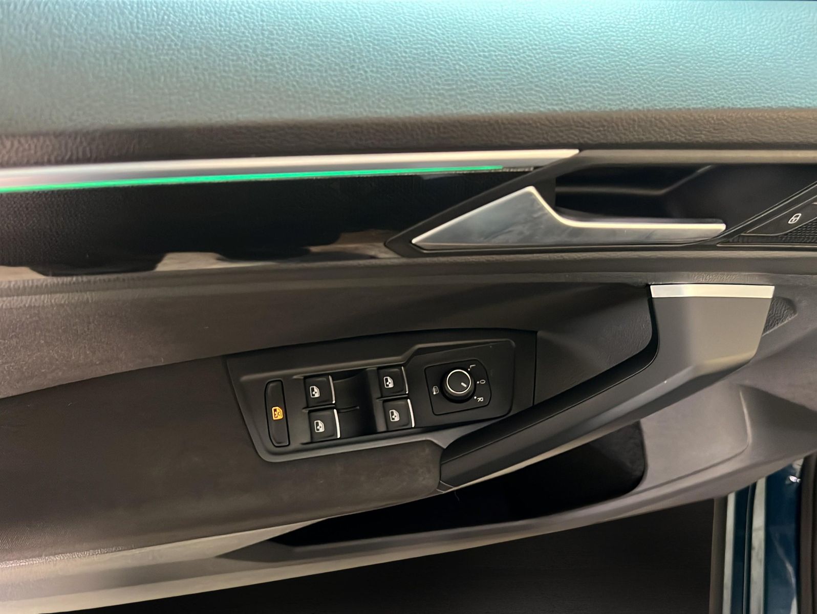 Volkswagen Tiguan 2023 г. Синий, пробег 55950 км
