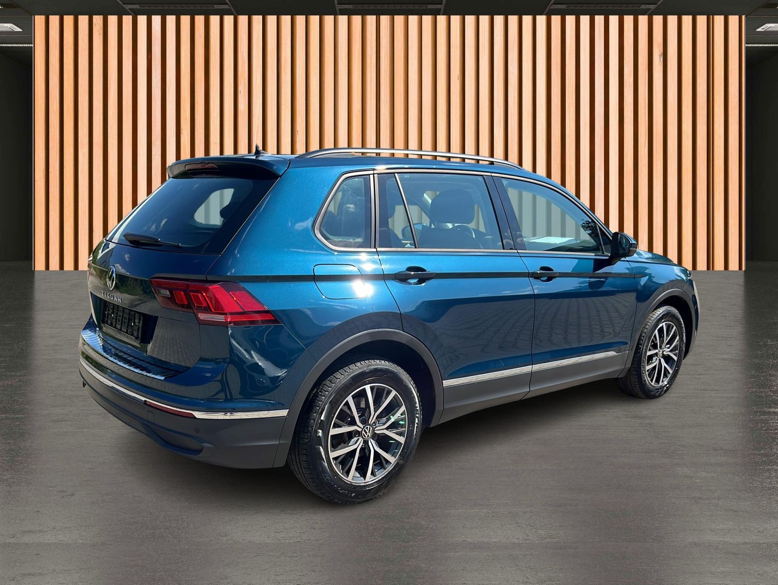 Volkswagen Tiguan 2023 г. Синий, пробег 55950 км