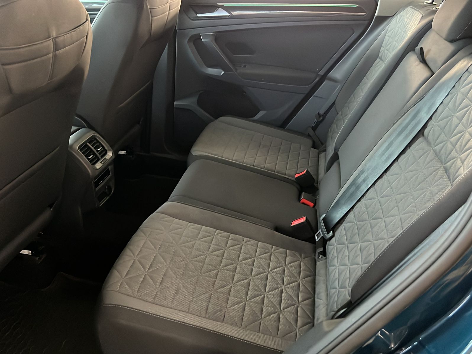 Volkswagen Tiguan 2023 г. Синий, пробег 55950 км