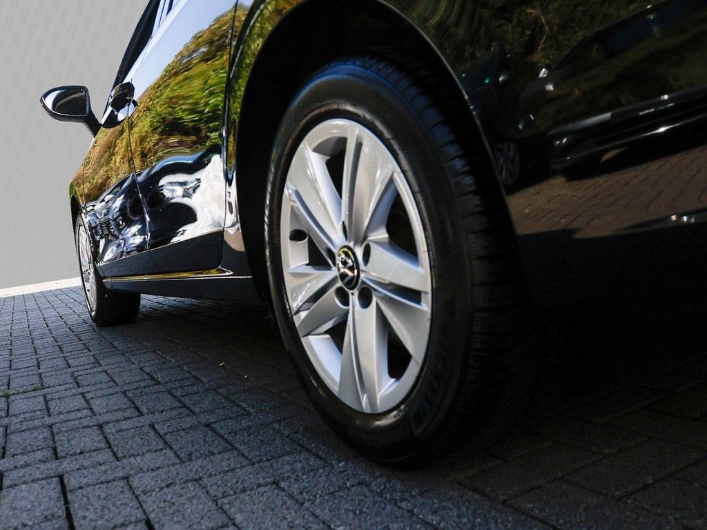 Volkswagen Golf 2024 г. Чёрный, пробег 15570 км