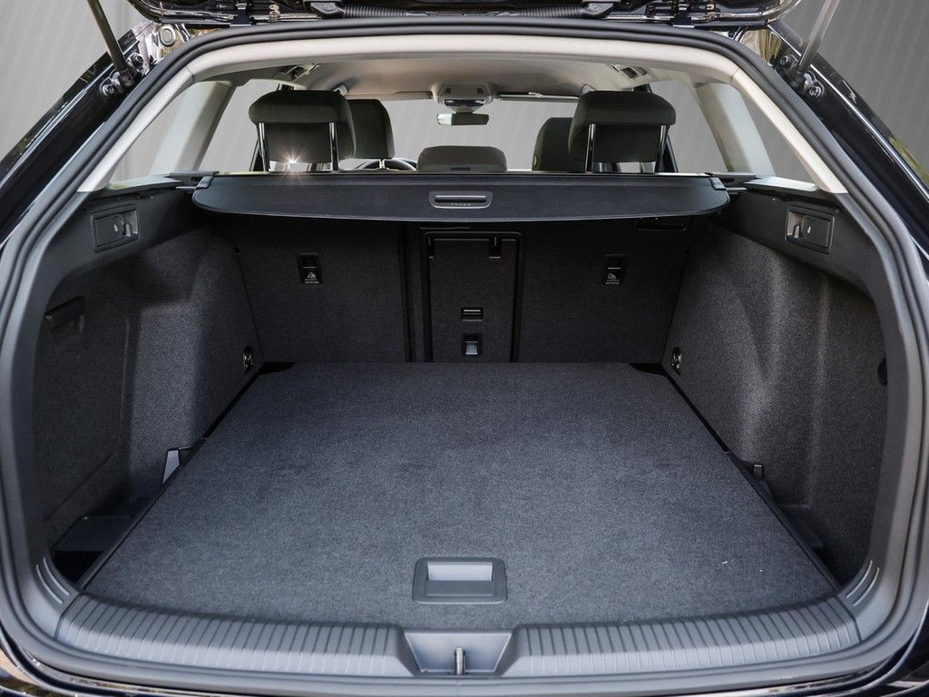 Volkswagen Golf 2024 г. Чёрный, пробег 15570 км
