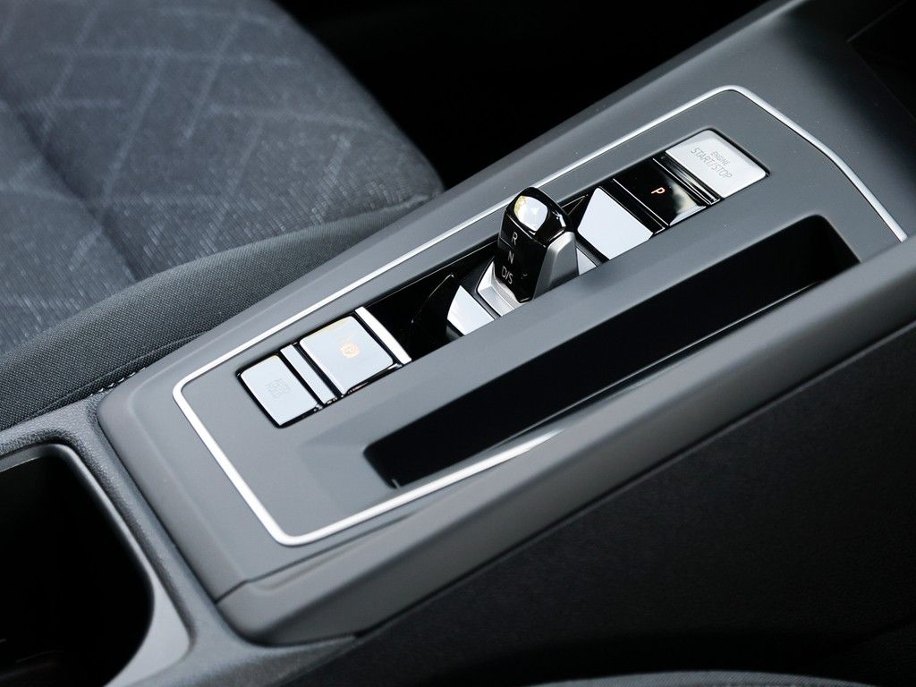 Volkswagen Golf 2024 г. Чёрный, пробег 15570 км