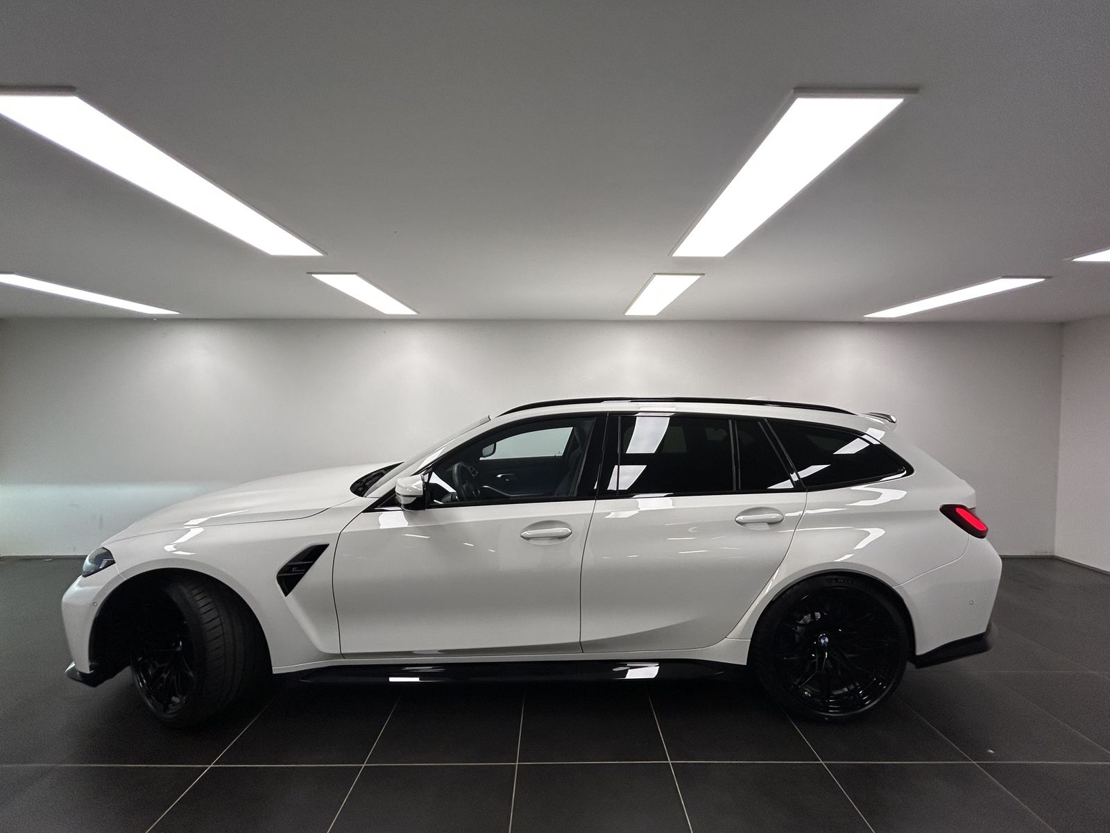 BMW M3 2025 г. Белый, пробег 21680 км