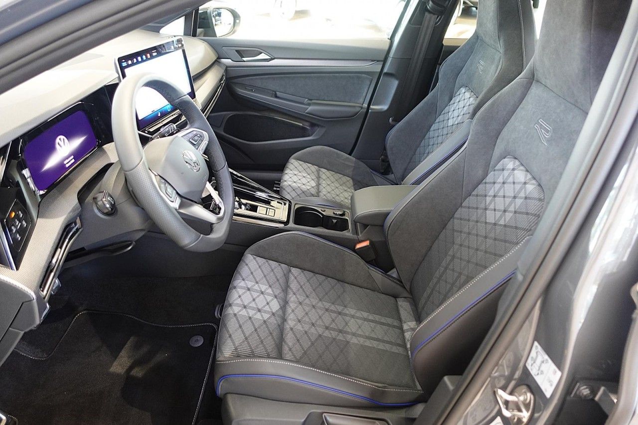 Volkswagen Golf 2024 г. Серый, пробег 30000 км
