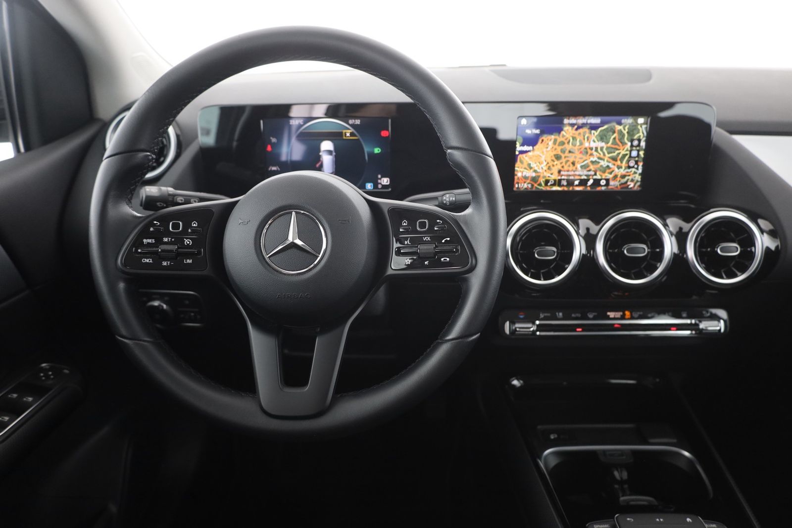 Mercedes-Benz B 200 2022 г. Серый, пробег 14668 км