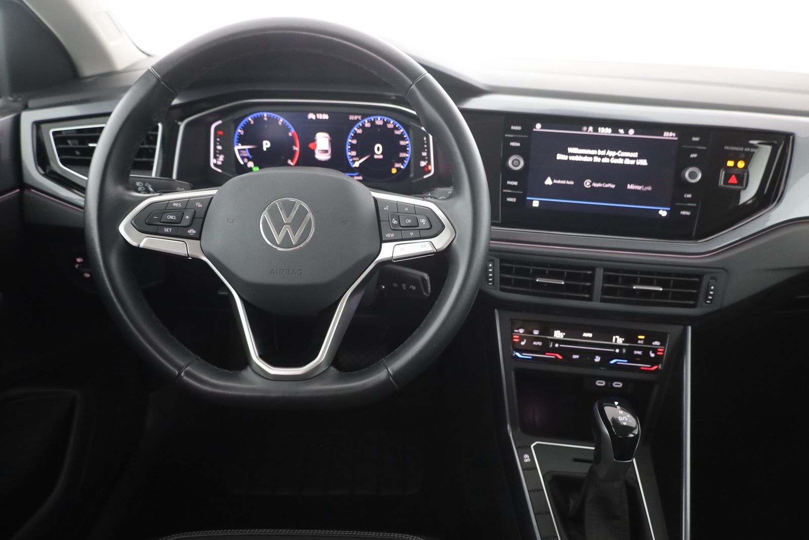 Volkswagen Taigo 2023 г. Белый, пробег 31993 км