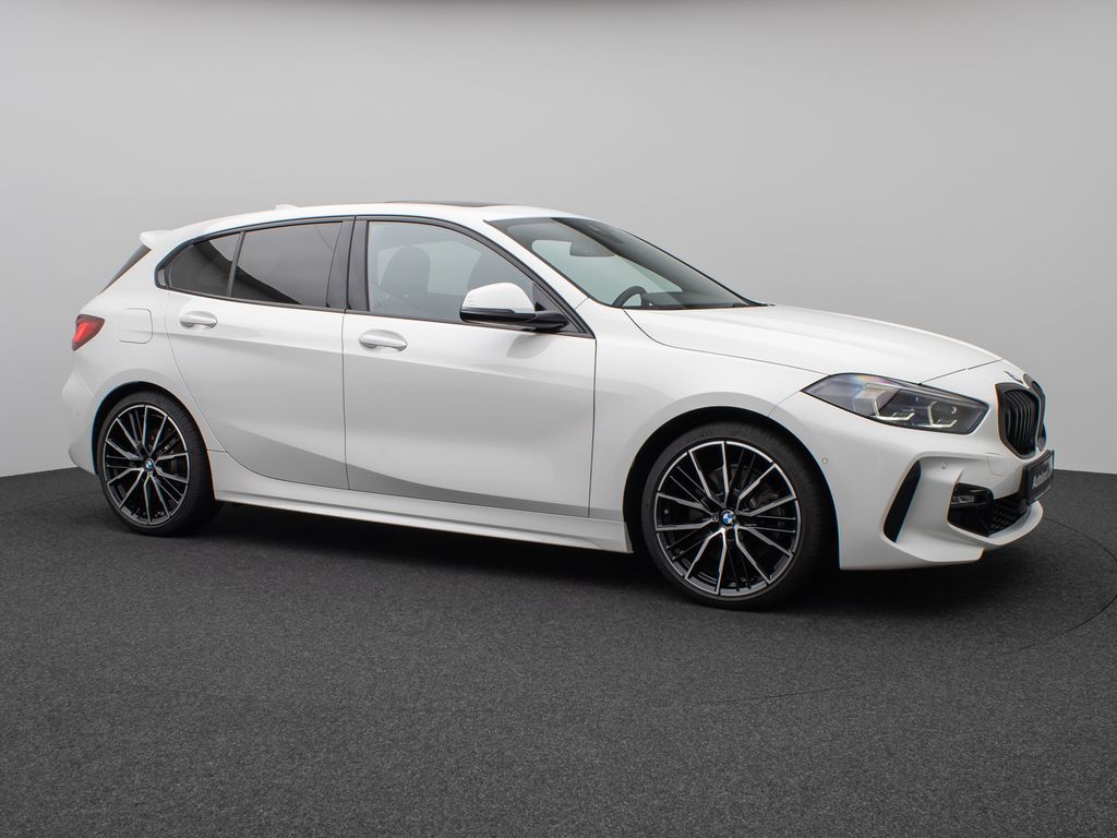 BMW 120 2022 г. Белый, пробег 31789 км