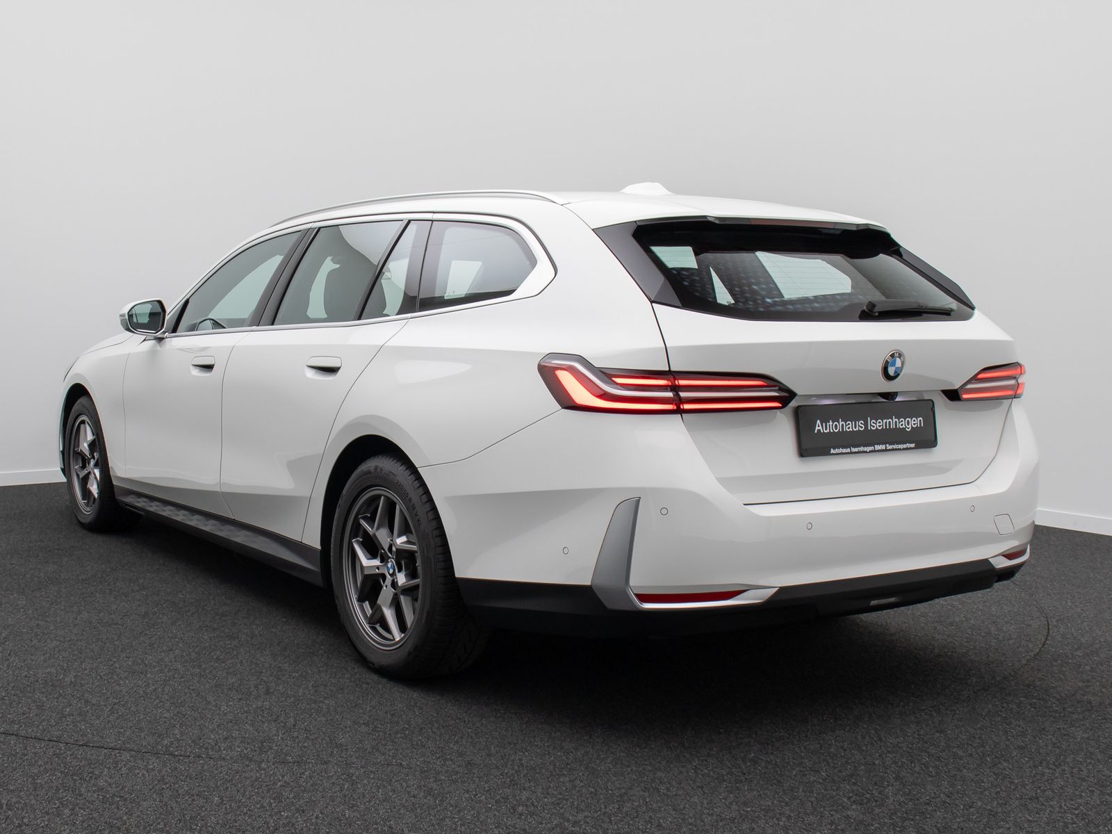 BMW 520 2024 г. Белый, пробег 23994 км