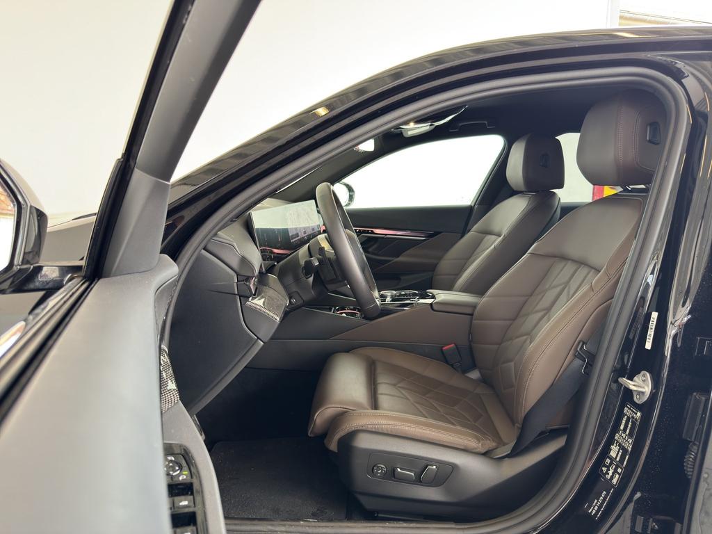 BMW 520 2025 г. Чёрный, пробег 27780 км