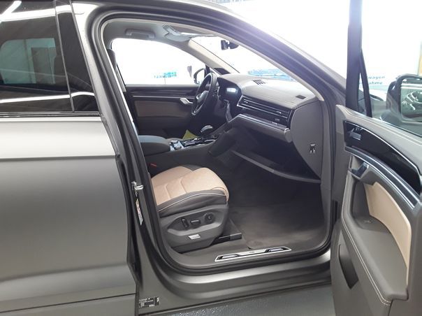 Volkswagen Touareg 2026 г. Серый, пробег 13300 км