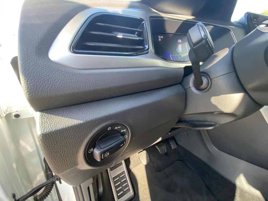 Volkswagen T-Roc 2023 г. Белый, пробег 42706 км