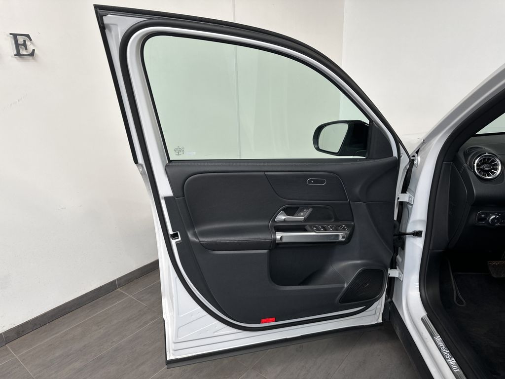 Mercedes-Benz GLB 200 2022 г. Белый, пробег 52750 км