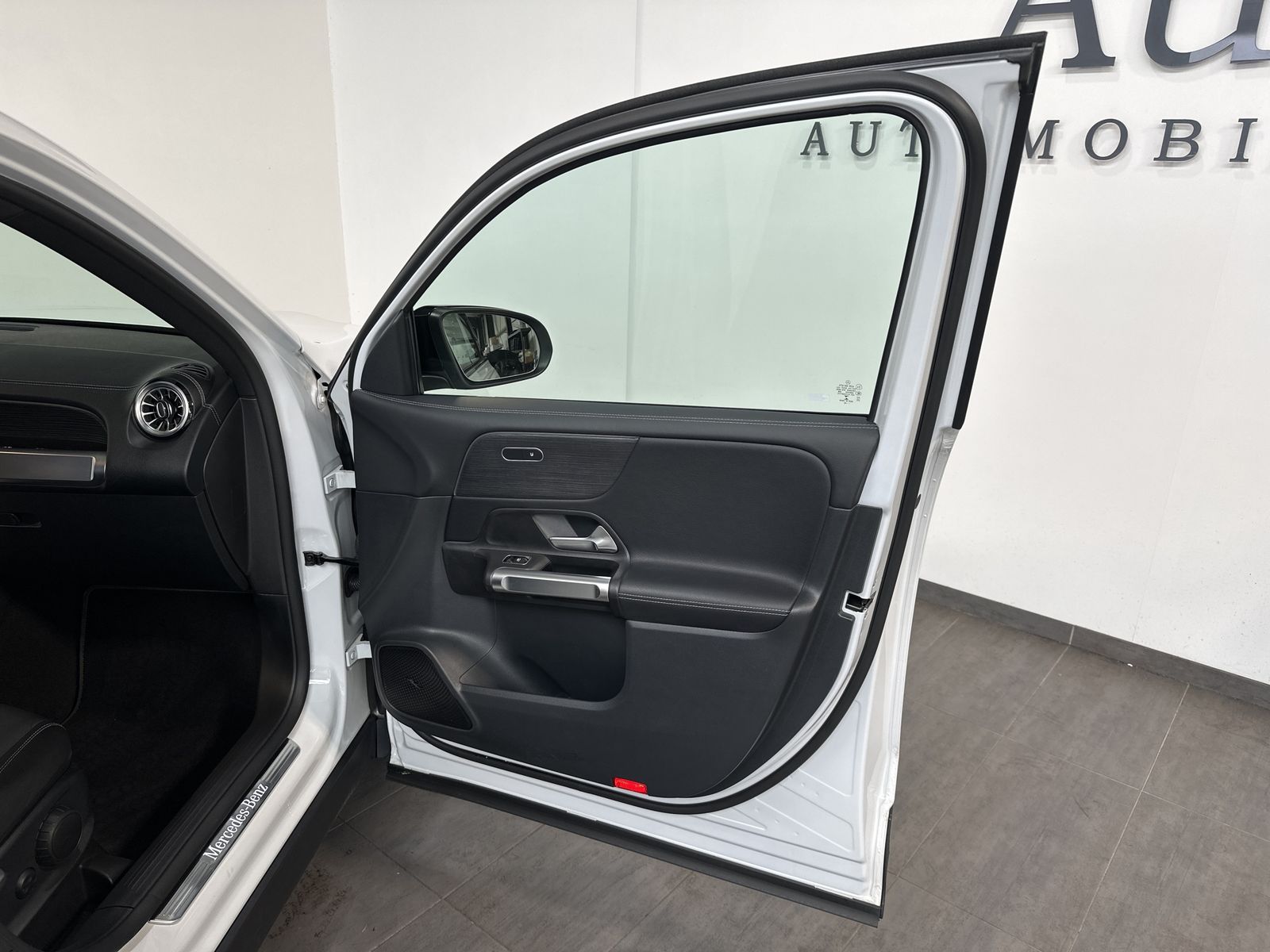 Mercedes-Benz GLB 200 2022 г. Белый, пробег 52750 км