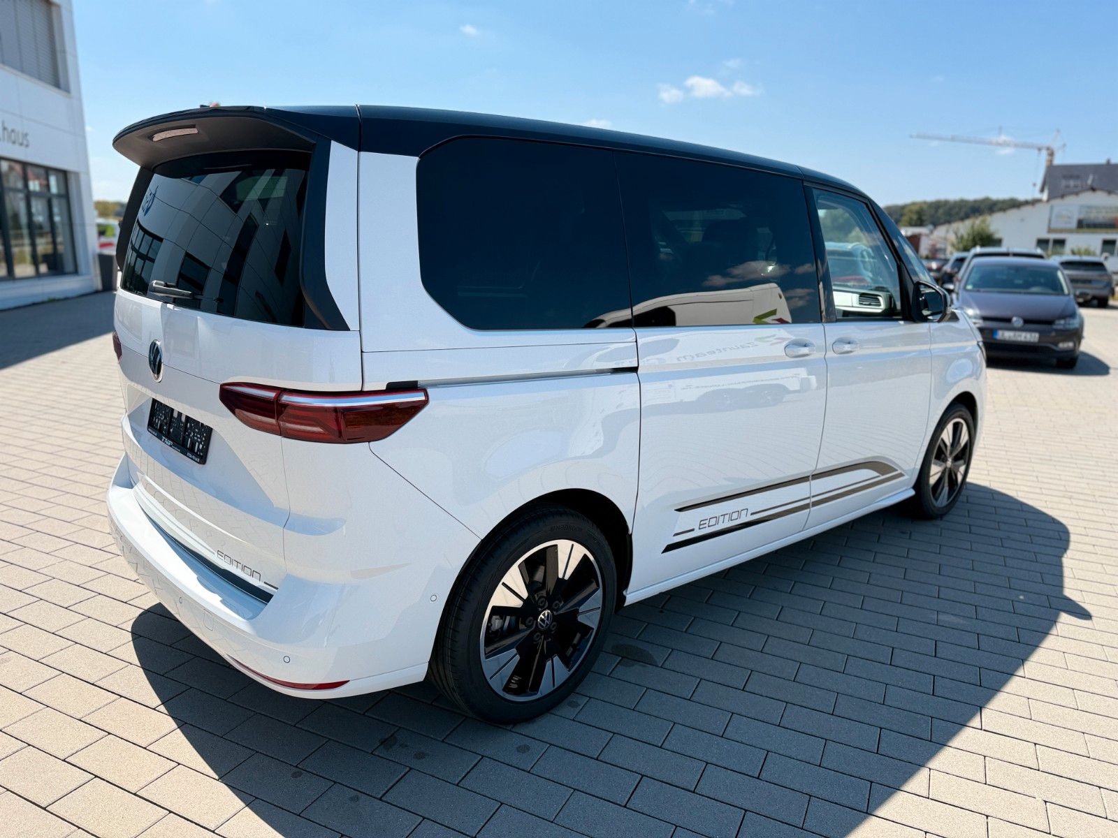 Volkswagen T7 MULTIVAN 2026 г. Белый, пробег 2900 км