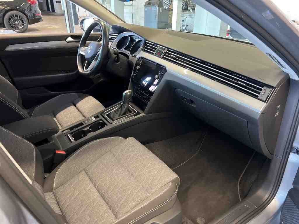 Volkswagen PASSAT VARIANT 2023 г. Серебристый, пробег 42640 км