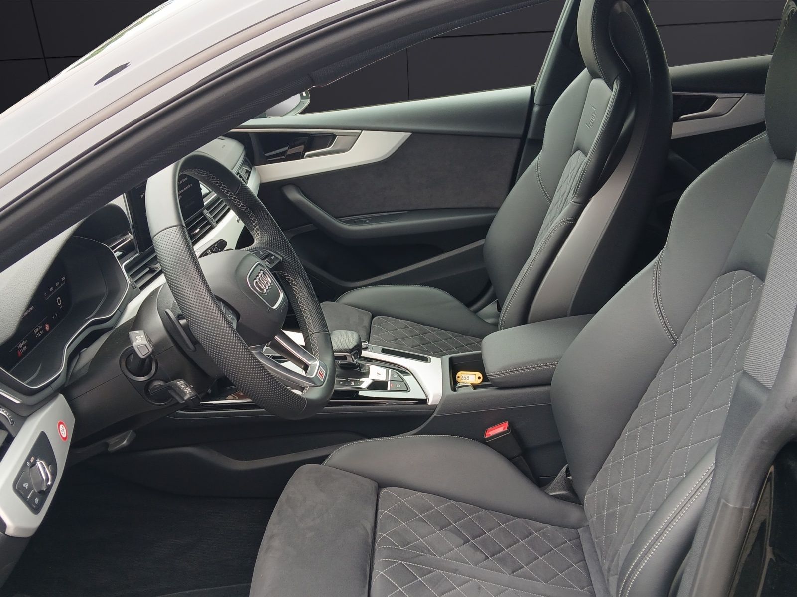 Audi S5 2024 г. Чёрный, пробег 18000 км