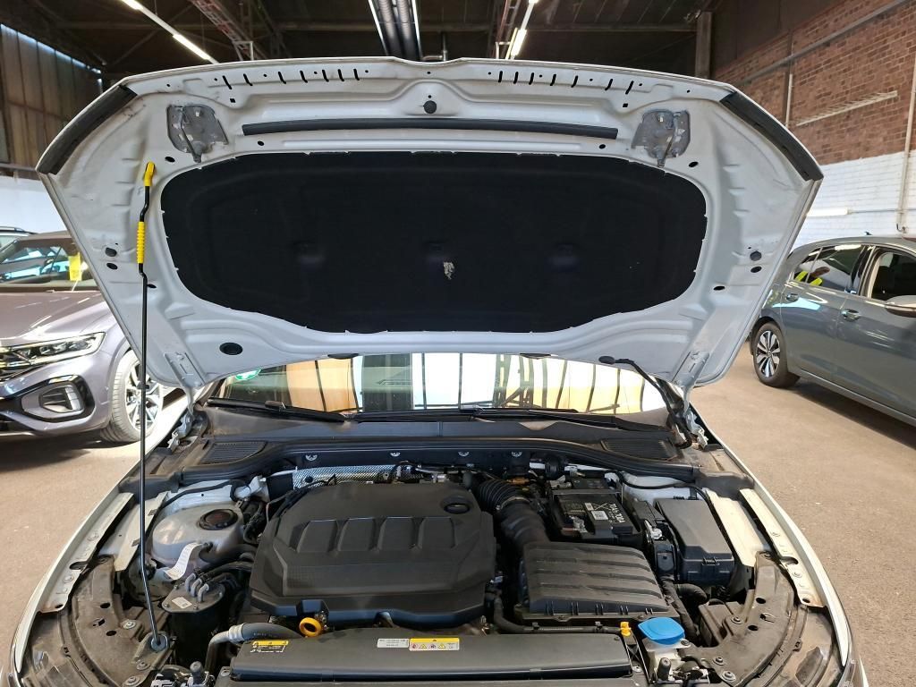 Volkswagen Golf 2023 г. Белый, пробег 11738 км
