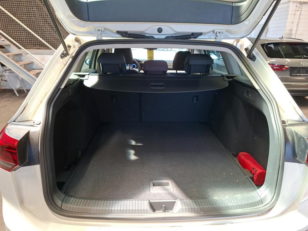 Volkswagen Golf 2023 г. Белый, пробег 11738 км