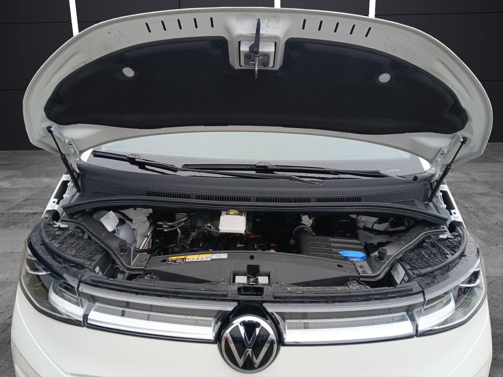 Volkswagen T7 MULTIVAN 2024 г. Белый, пробег 44900 км