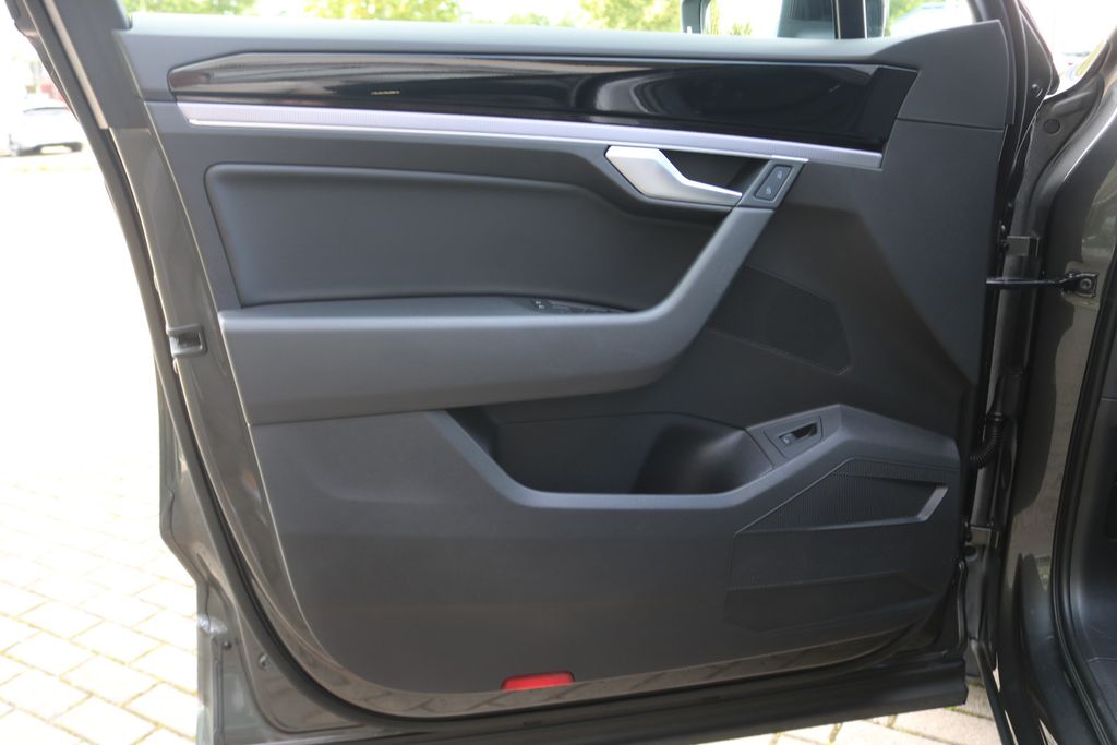 Volkswagen Touareg 2022 г. Серый, пробег 49900 км