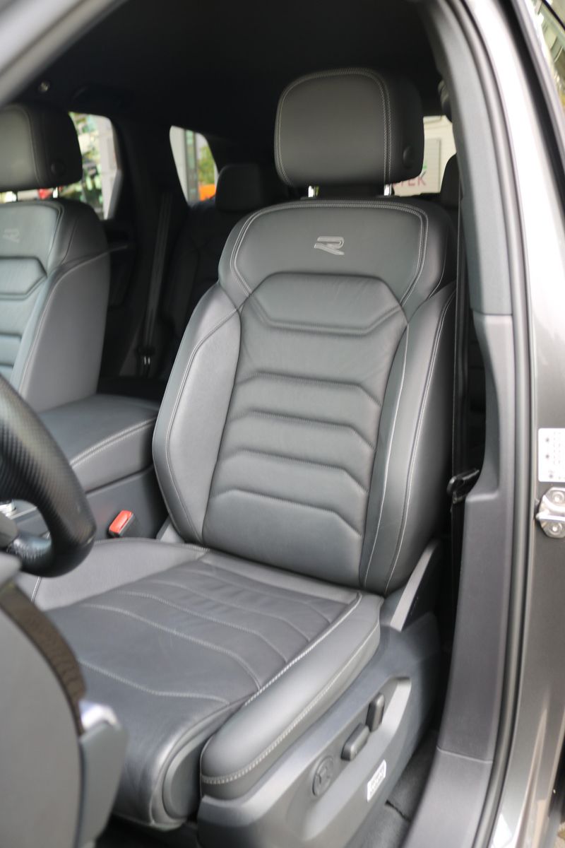 Volkswagen Touareg 2022 г. Серый, пробег 49900 км